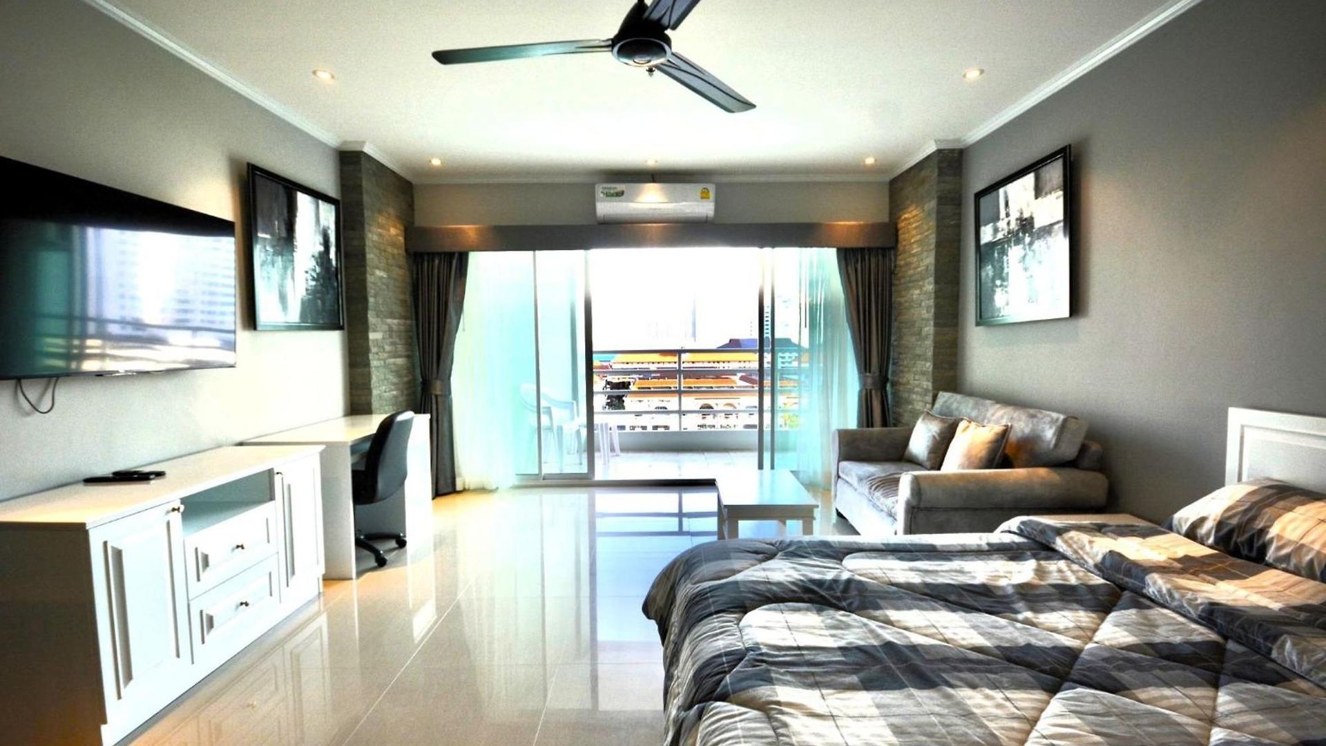 อพาร์ทเม้น Sea View At View Talay 5d With Large Balcony Pattaya