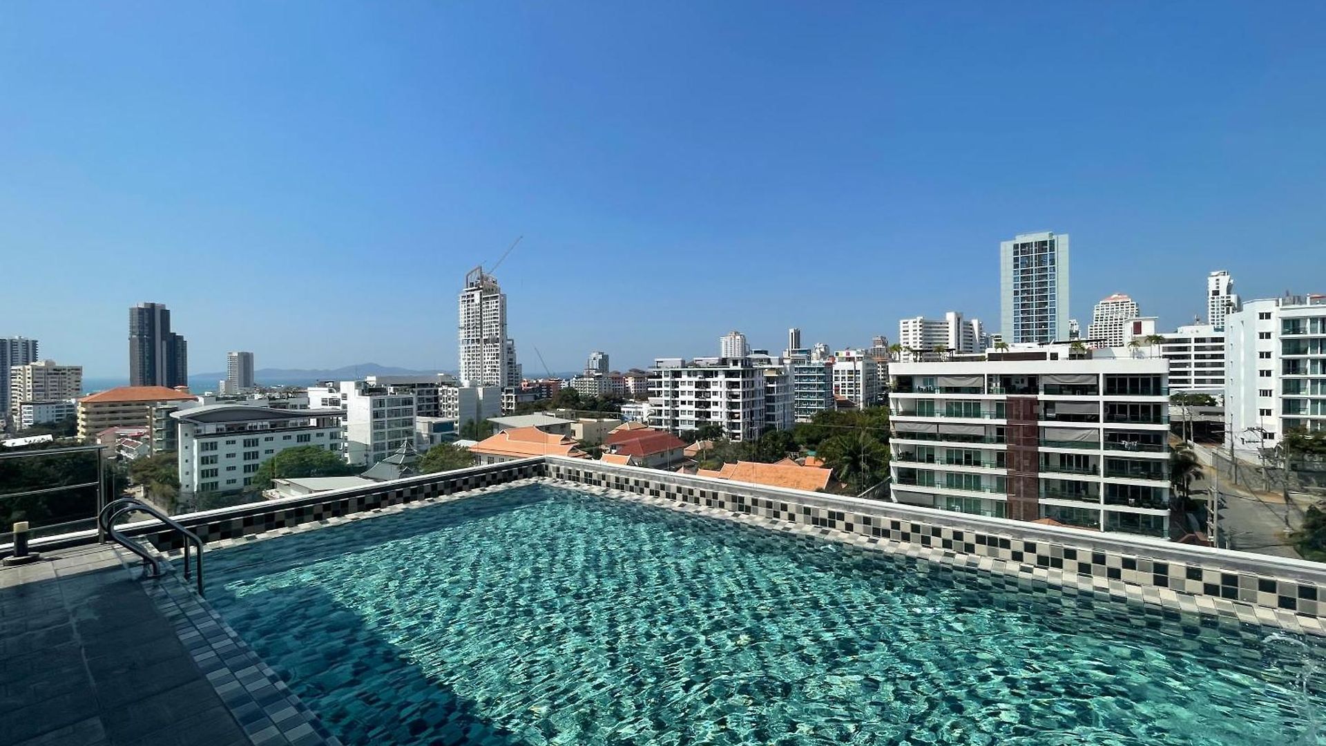 Cozy With Swimming Pool, Gym, Sauna, Great Location, Near Beach, Easy Transport - Guest Friendly อพาร์ทเม้น *