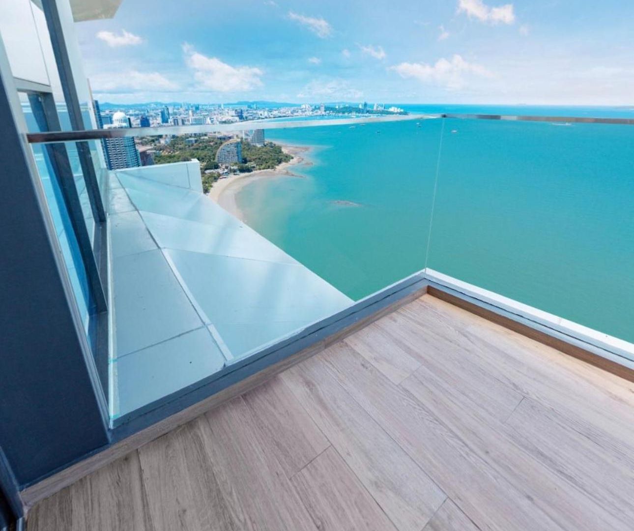 อพาร์ทเม้น Ultra-luxury Sea View At Arom Pattaya