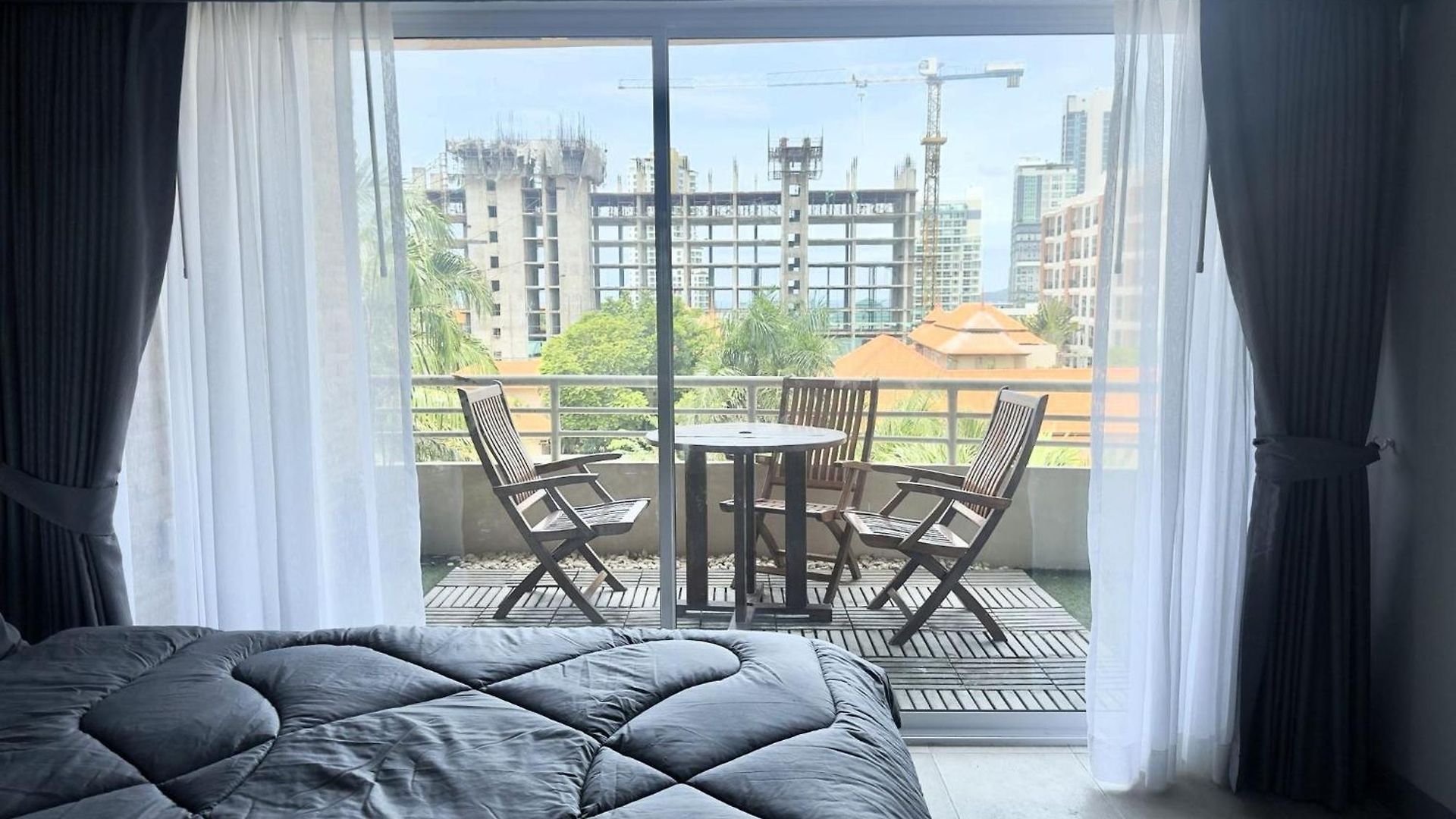 Spacious 2-bedroom Pool-view - Executive 2, Pratumnak Pattaya