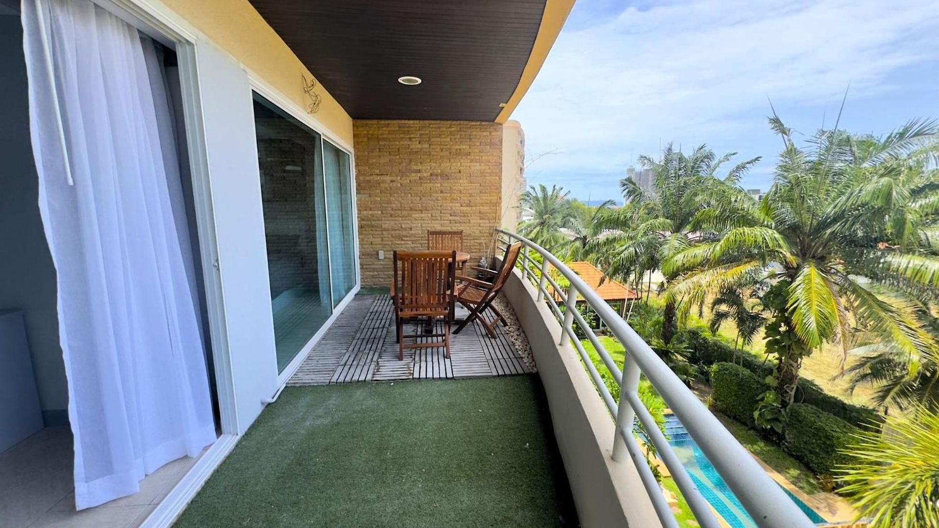 Spacious 2-bedroom Pool-view - Executive 2, Pratumnak *