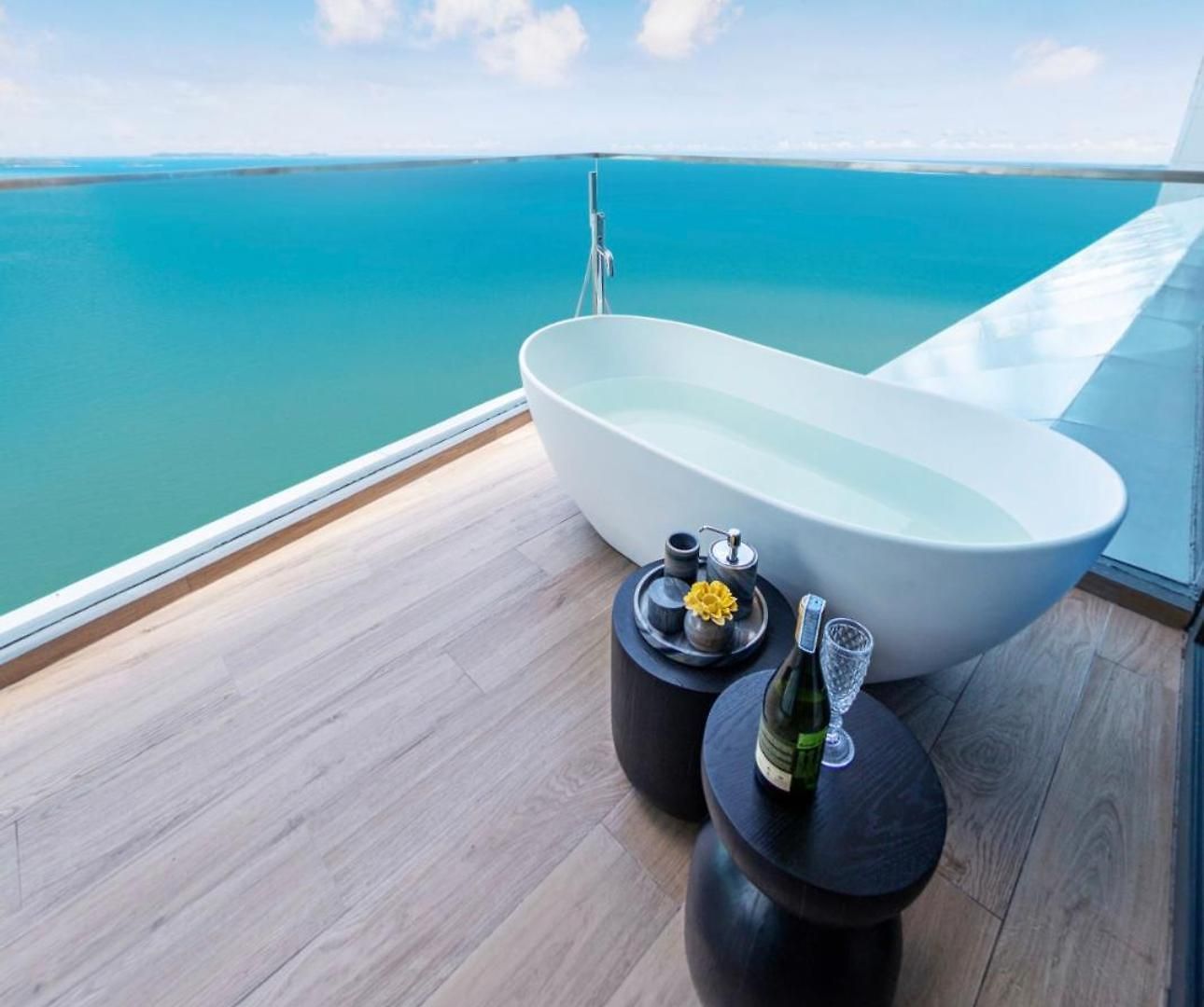 อพาร์ทเม้น Ultra-luxury Sea View At Arom
