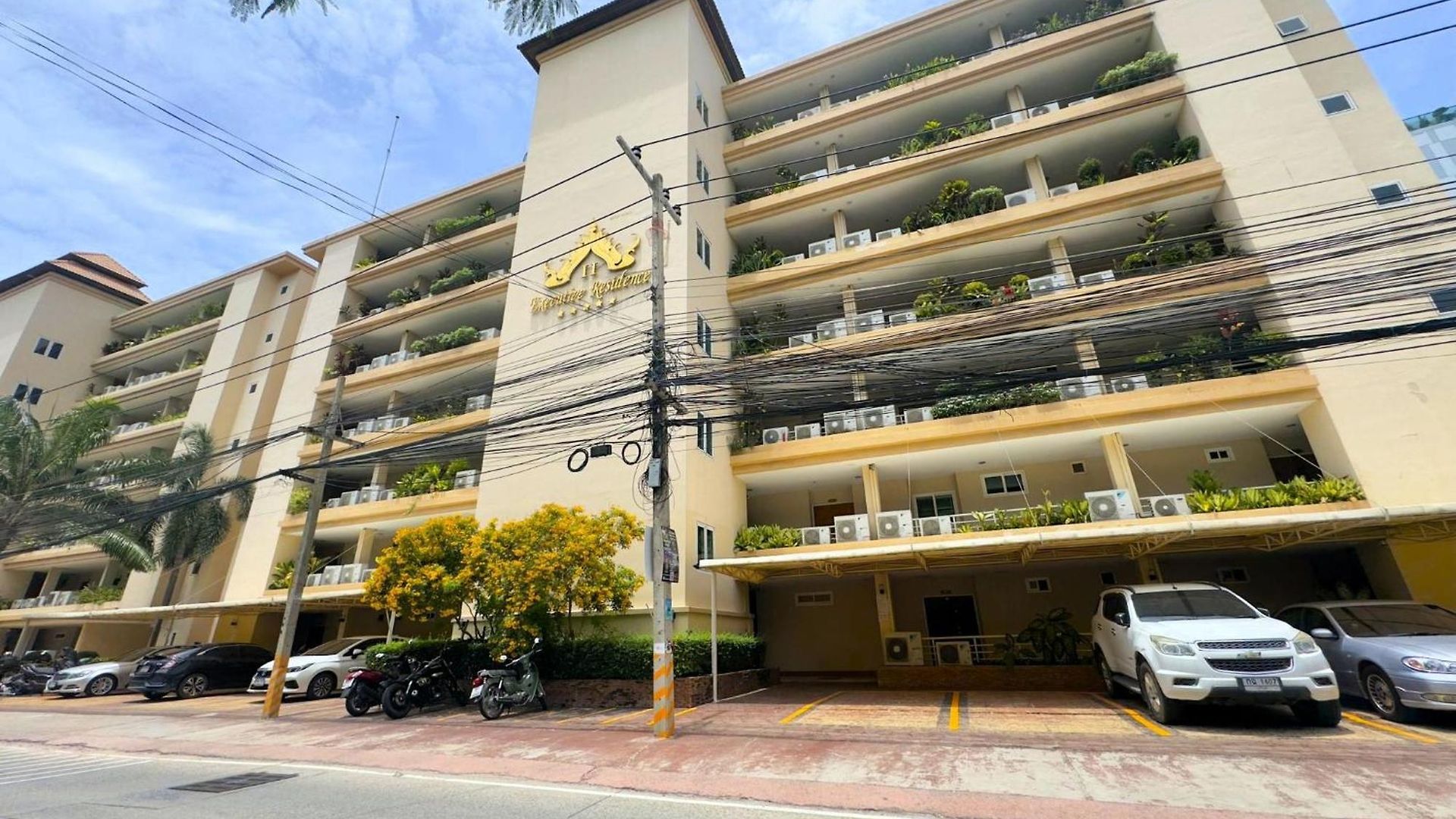 Spacious 2-bedroom Pool-view - Executive 2, Pratumnak Pattaya