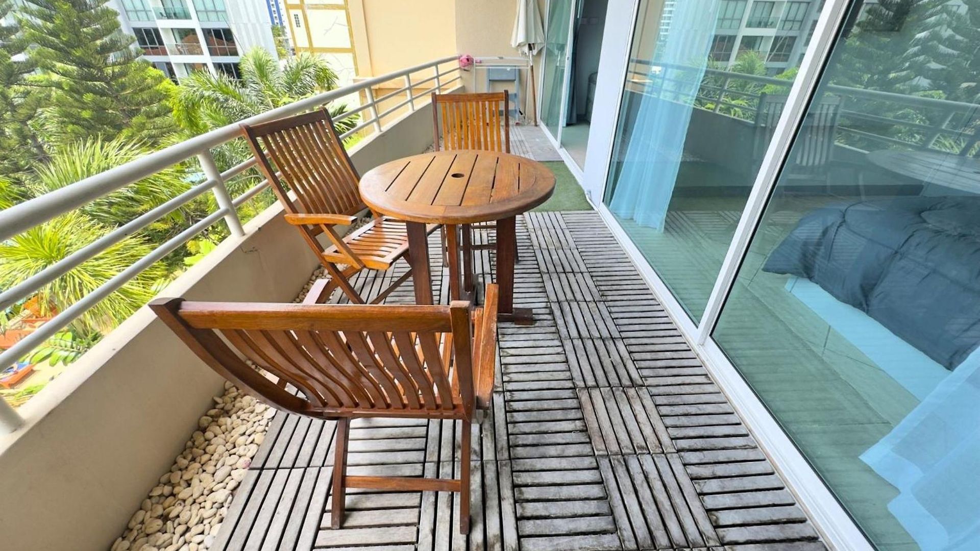 Spacious 2-bedroom Pool-view - Executive 2, Pratumnak Pattaya
