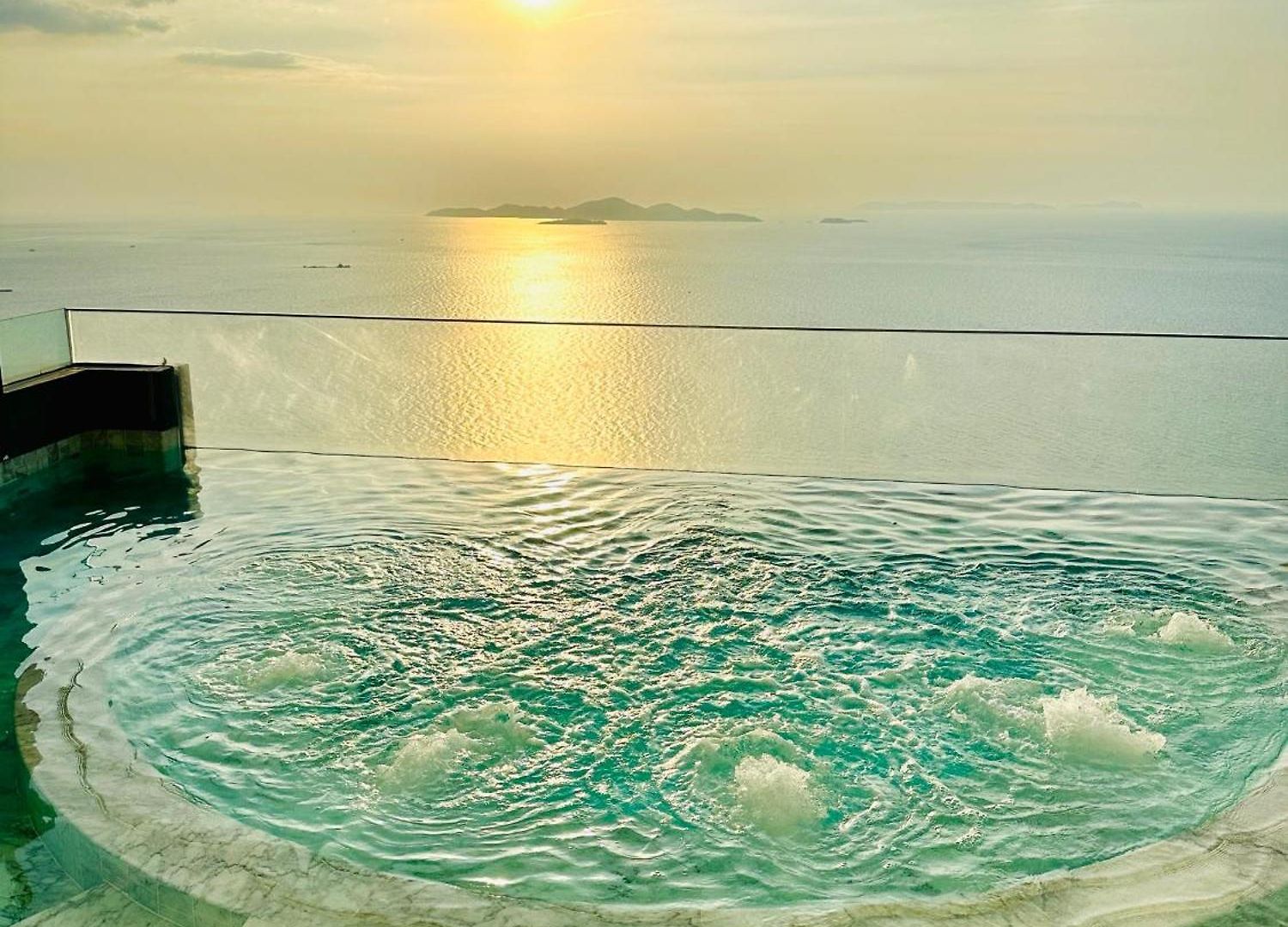 อพาร์ทเม้น Ultra-luxury Sea View At Arom *