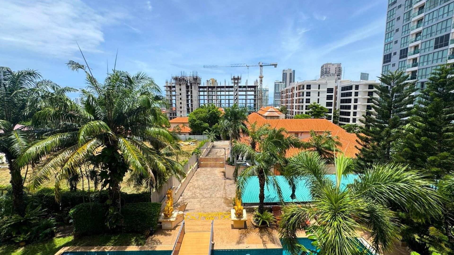 Spacious 2-bedroom Pool-view - Executive 2, Pratumnak Apartment *