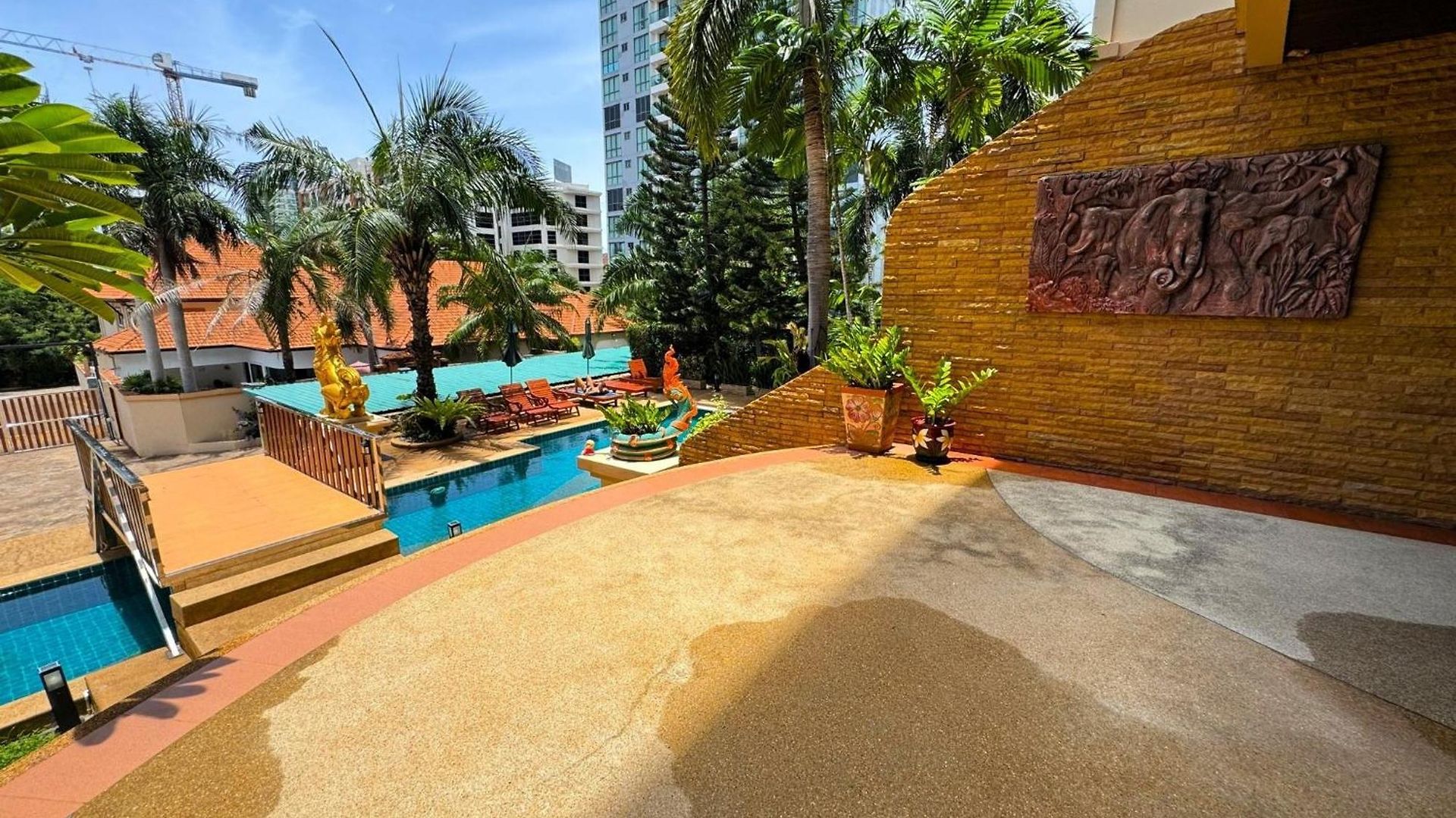 Spacious 2-bedroom Pool-view - Executive 2, Pratumnak