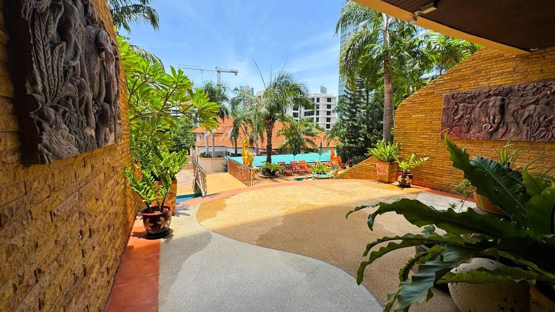 Apartment Spacious 2-bedroom Pool-view - Executive 2, Pratumnak Pattaya