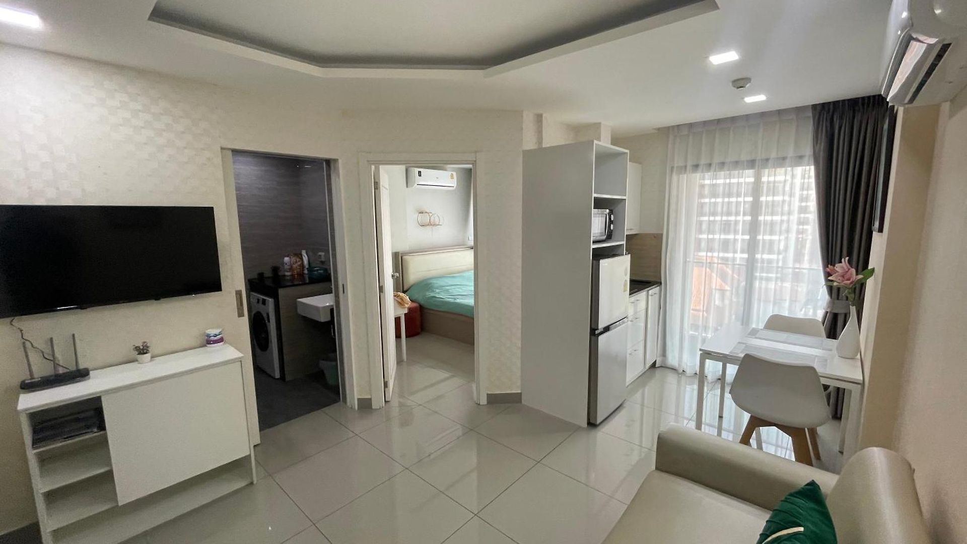 อพาร์ทเม้น Cozy With Swimming Pool, Gym, Sauna, Great Location, Near Beach, Easy Transport - Guest Friendly