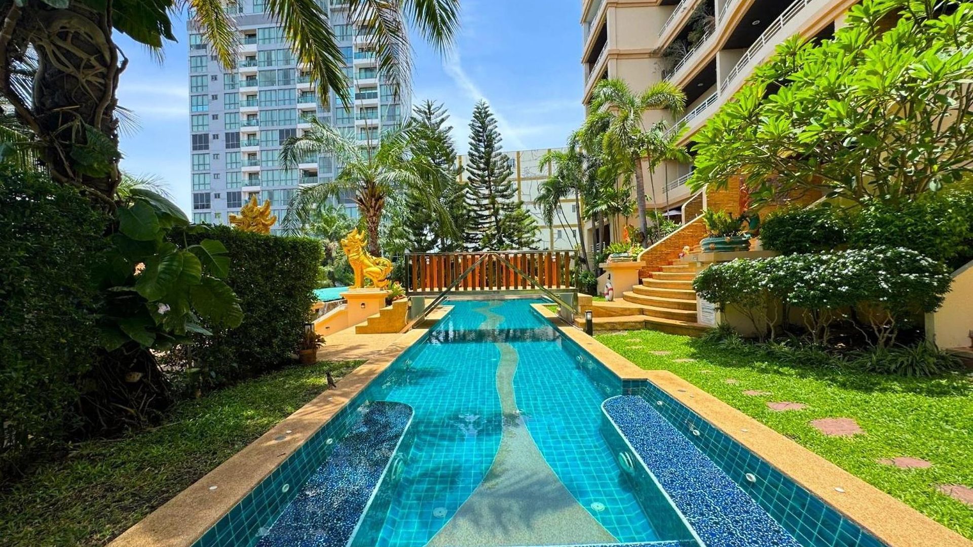 Spacious 2-bedroom Pool-view - Executive 2, Pratumnak *