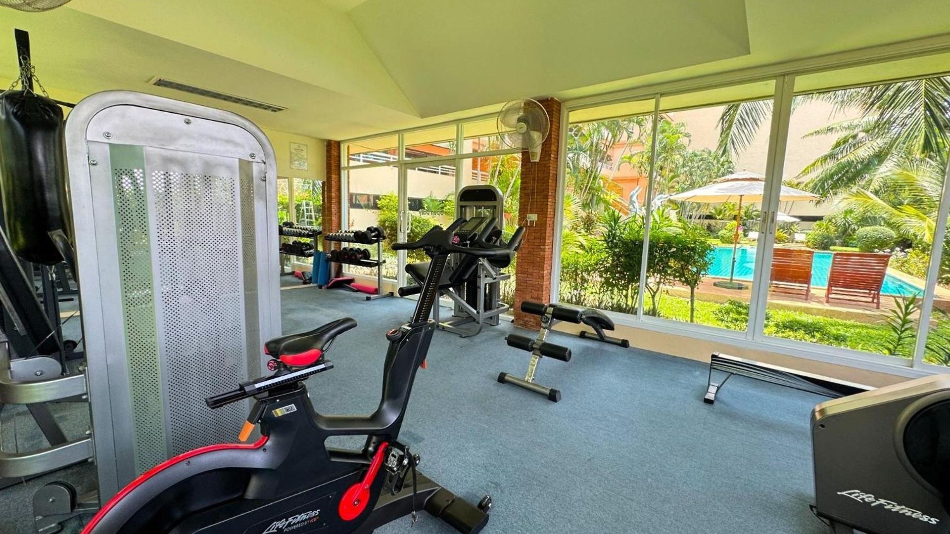 Spacious 2-bedroom Pool-view - Executive 2, Pratumnak Apartment *