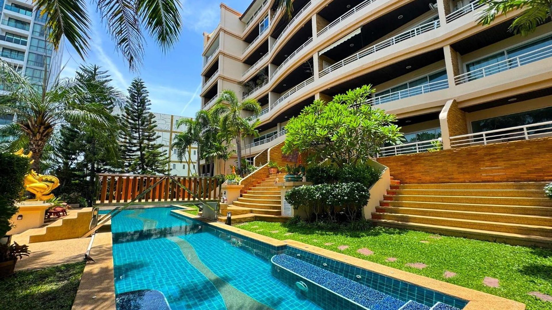 Spacious 2-bedroom Pool-view - Executive 2, Pratumnak Apartment