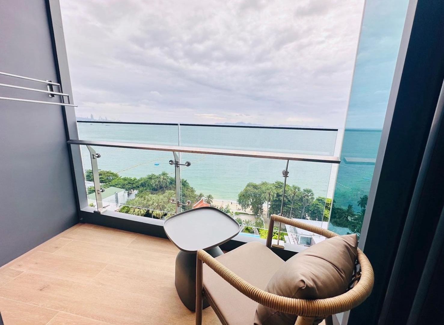 อพาร์ทเม้น Ultra-luxury Sea View At Arom *