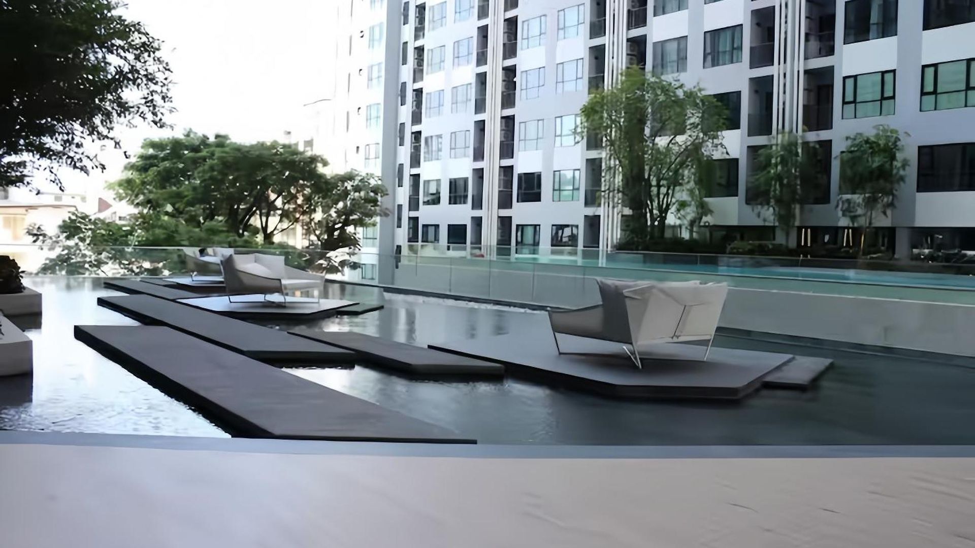 The Base อพาร์ทเม้น *