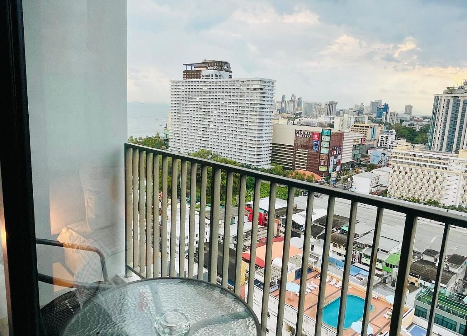 The Base 1098 By Numam * Pattaya