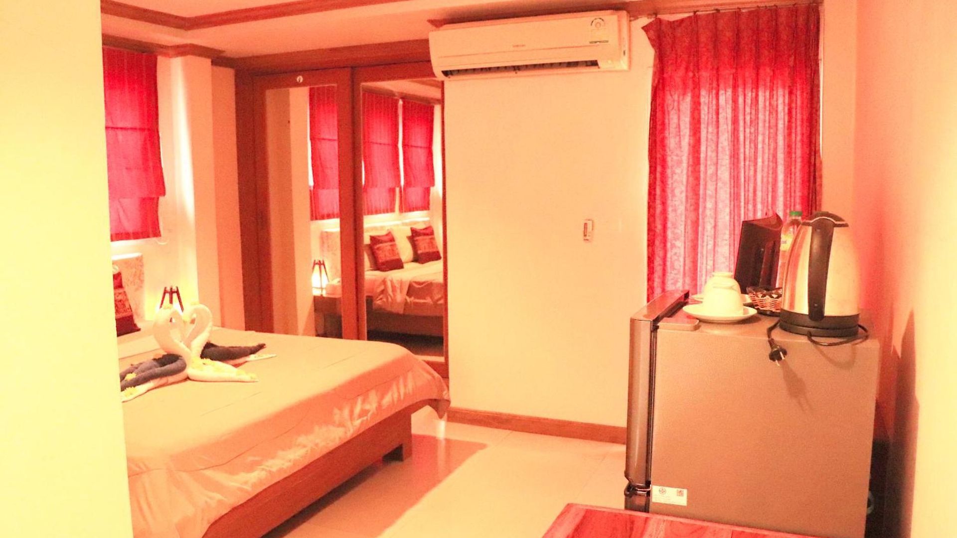 โรงแรม Rouge Service Apartments, Soi Buakhao