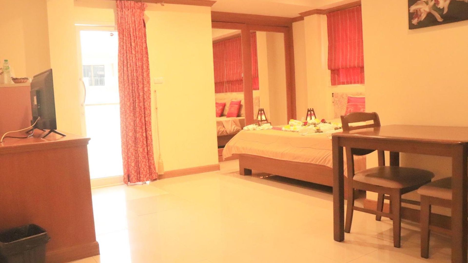 Rouge Service Apartments, Soi Buakhao 3*