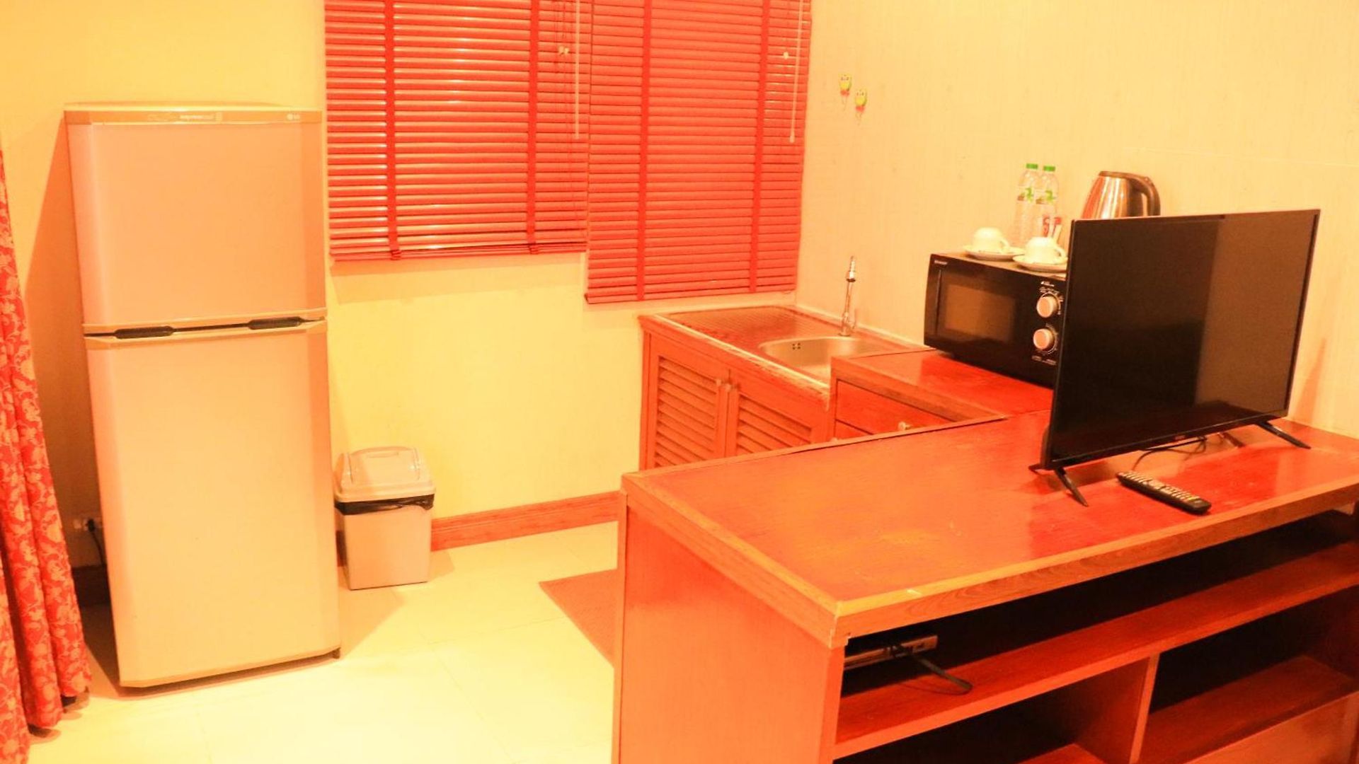 โรงแรม Rouge Service Apartments, Soi Buakhao