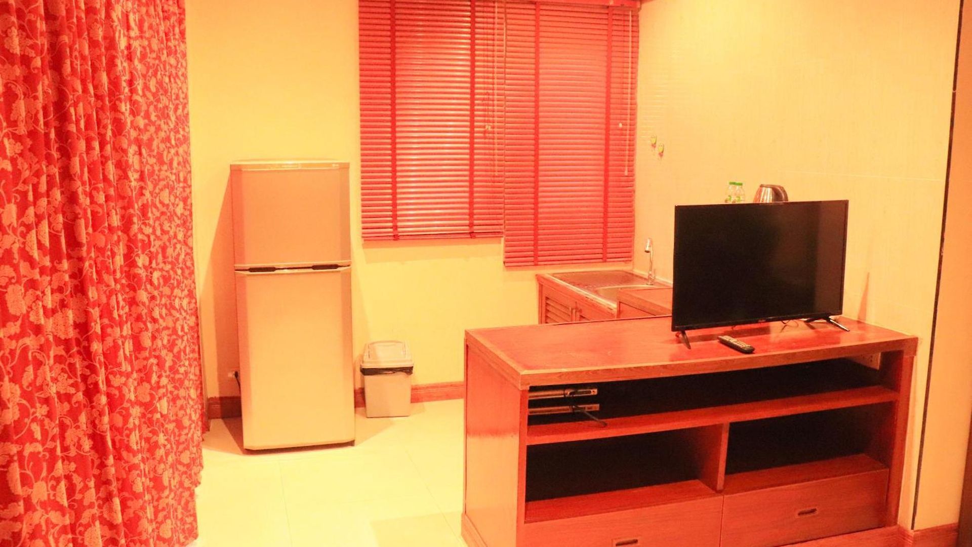 โรงแรม Rouge Service Apartments, Soi Buakhao 3*