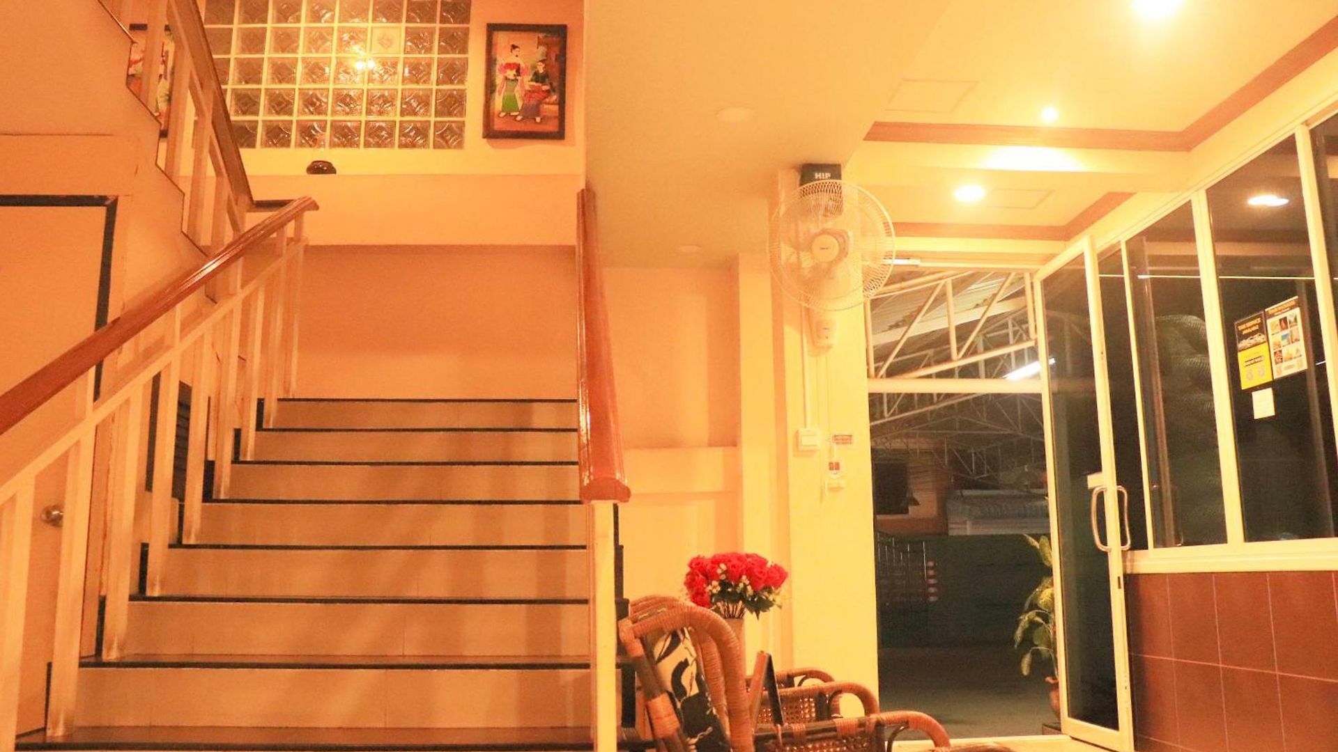 โรงแรม Rouge Service Apartments, Soi Buakhao