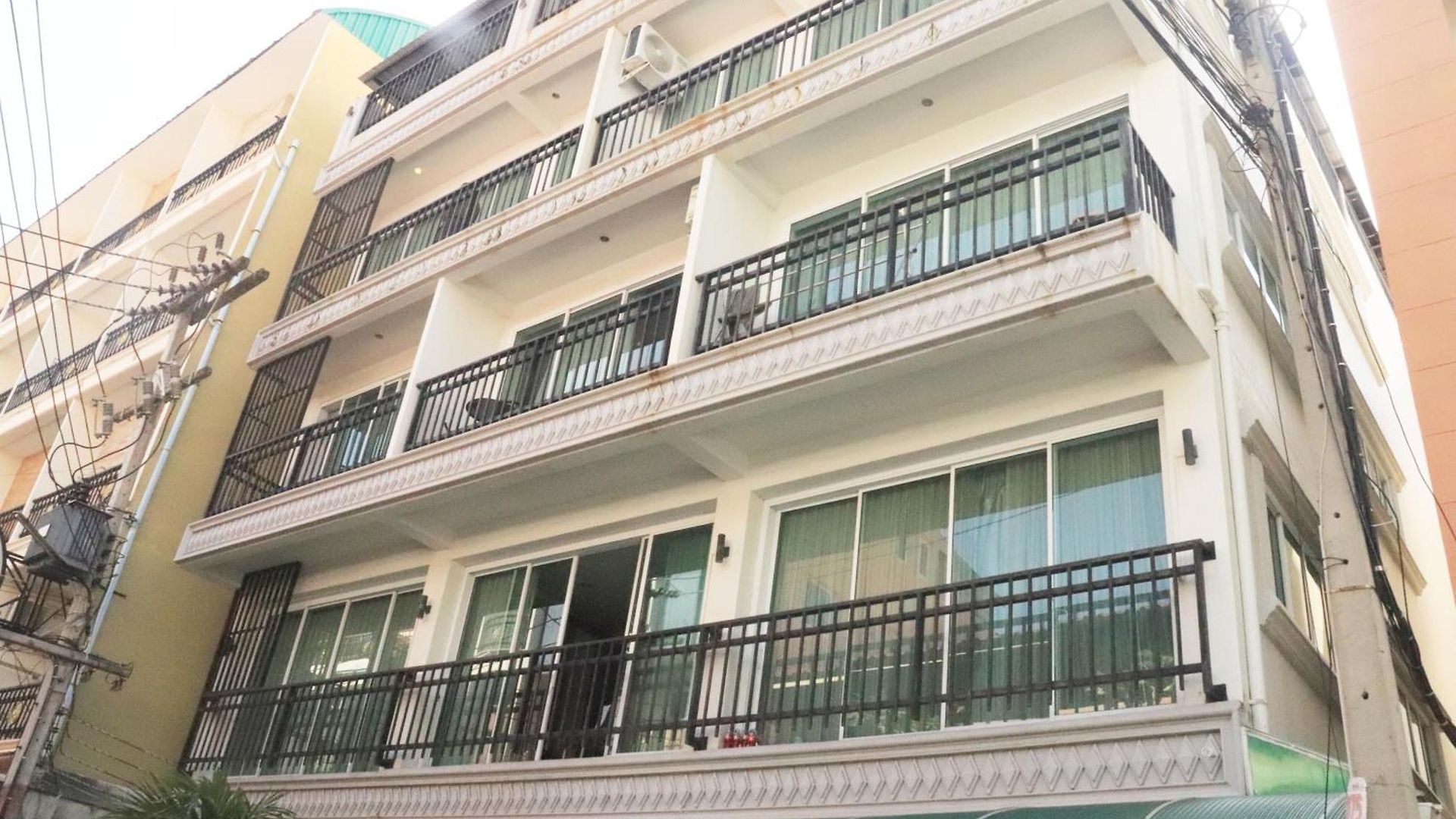โรงแรม Rouge Service Apartments, Soi Buakhao 3*
