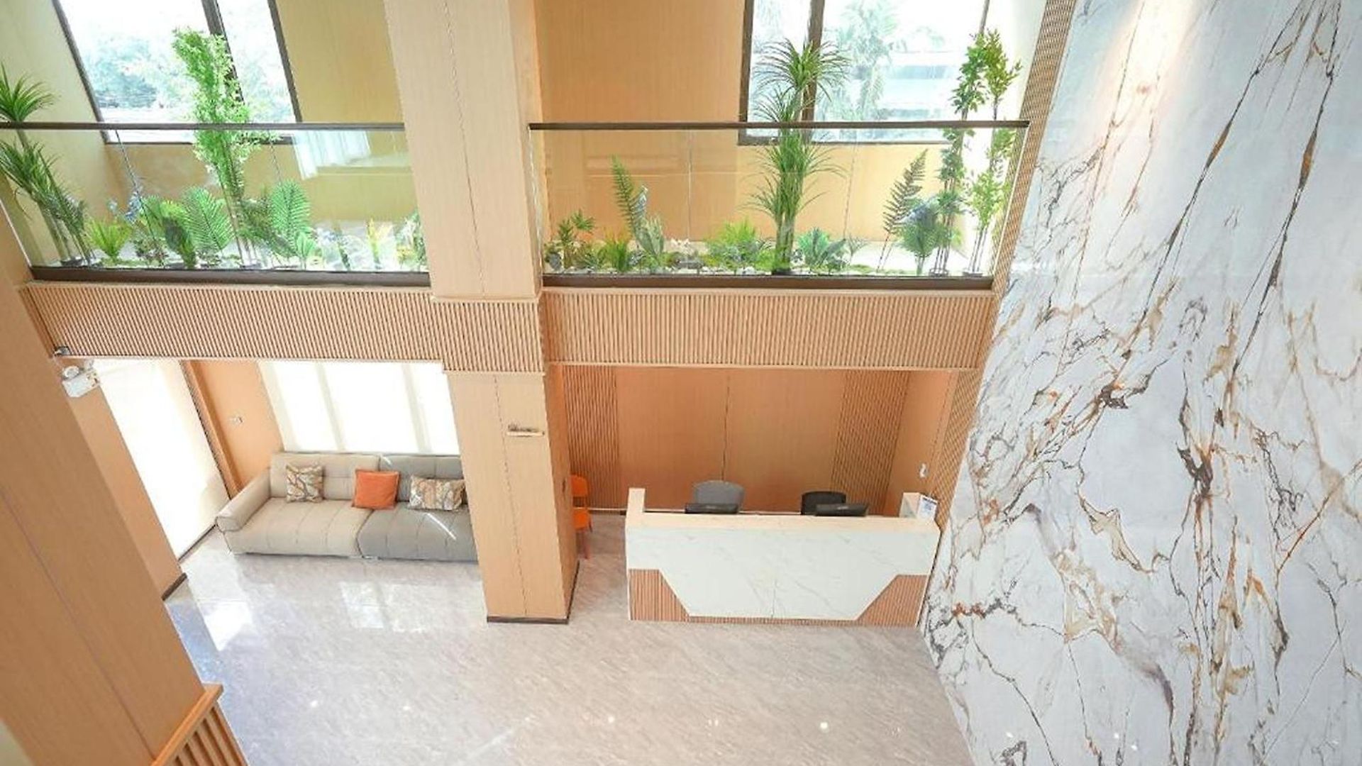 โรงแรม Velin 4*
