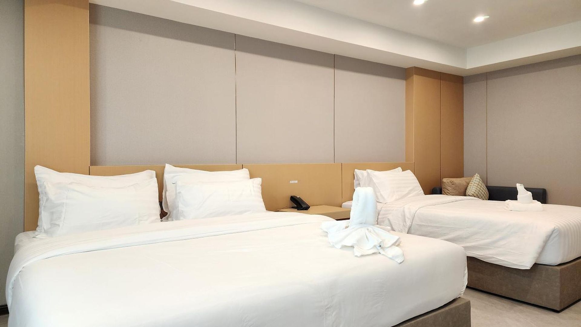 โรงแรม Velin 4*