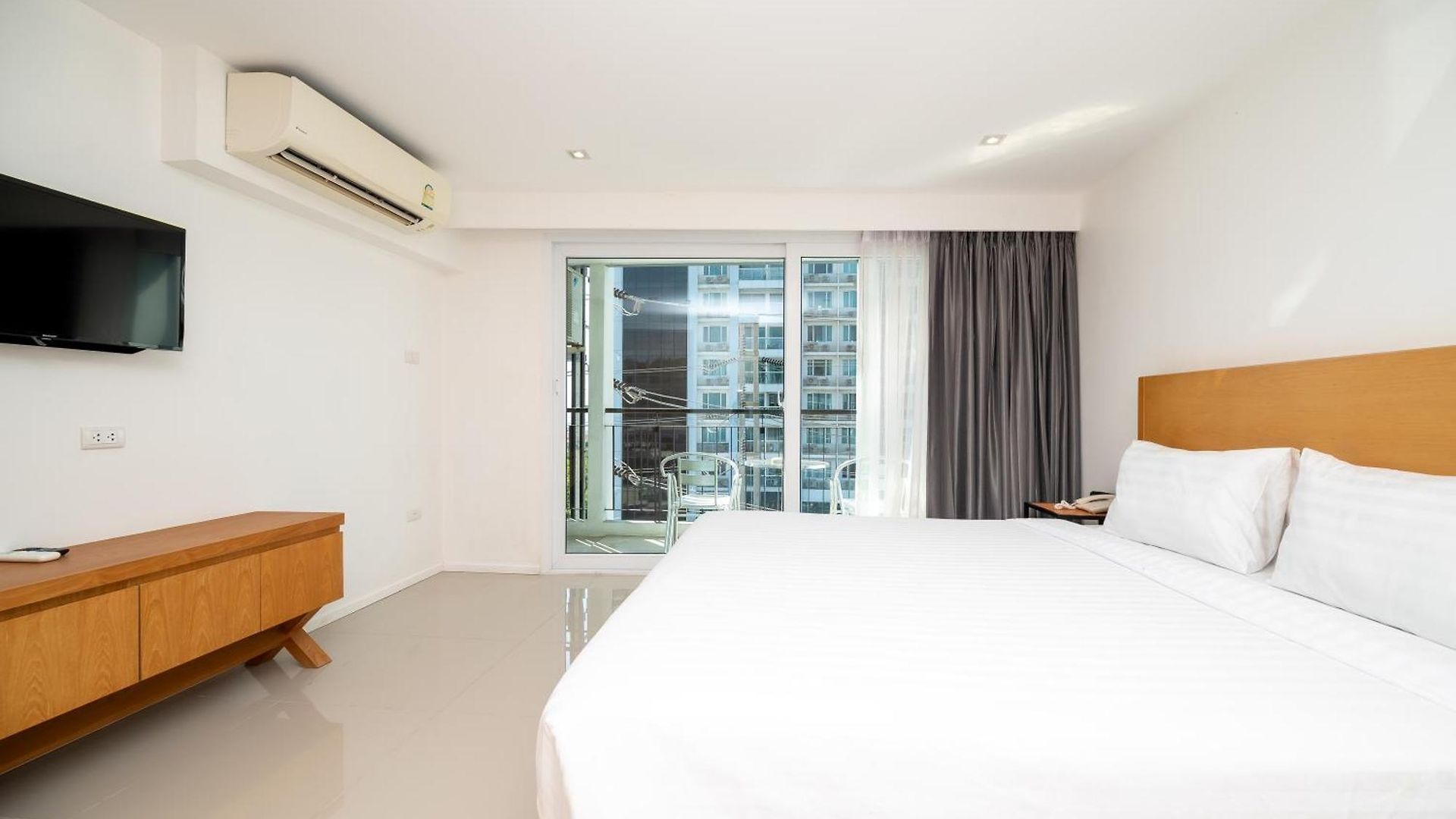 โรงแรม Fourium And Serviced