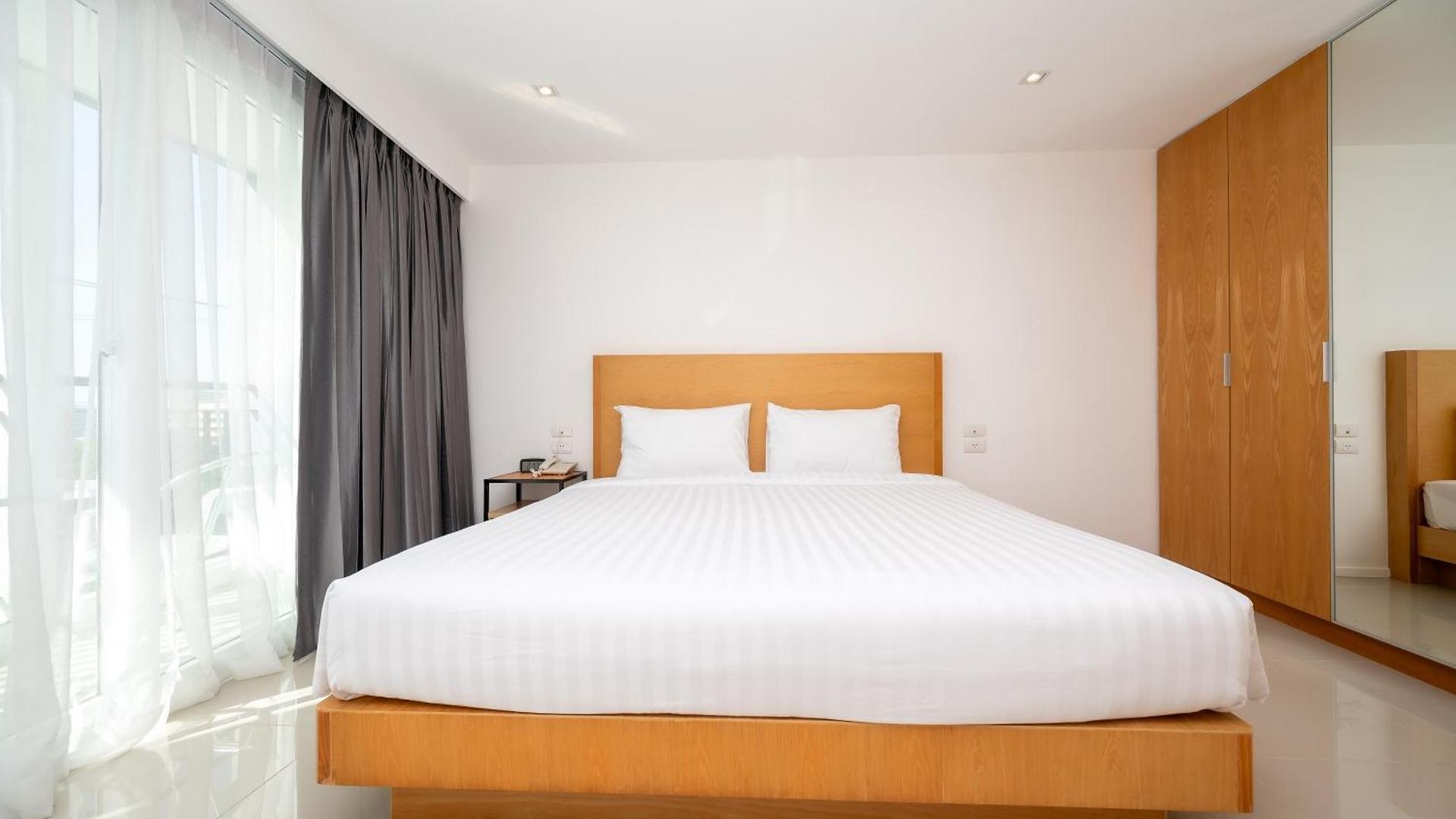 โรงแรม Fourium And Serviced 3*
