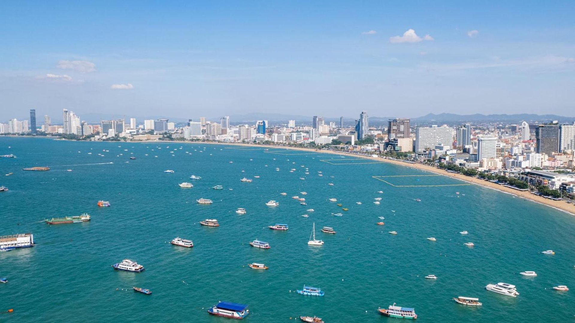 โรงแรม Fourium And Serviced 3*