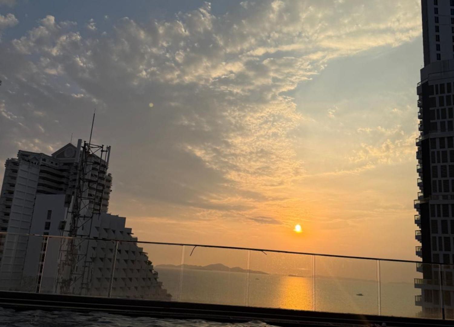 2 Bedrooms With Coffee Machine,gym,rooftop Pool Pattaya
