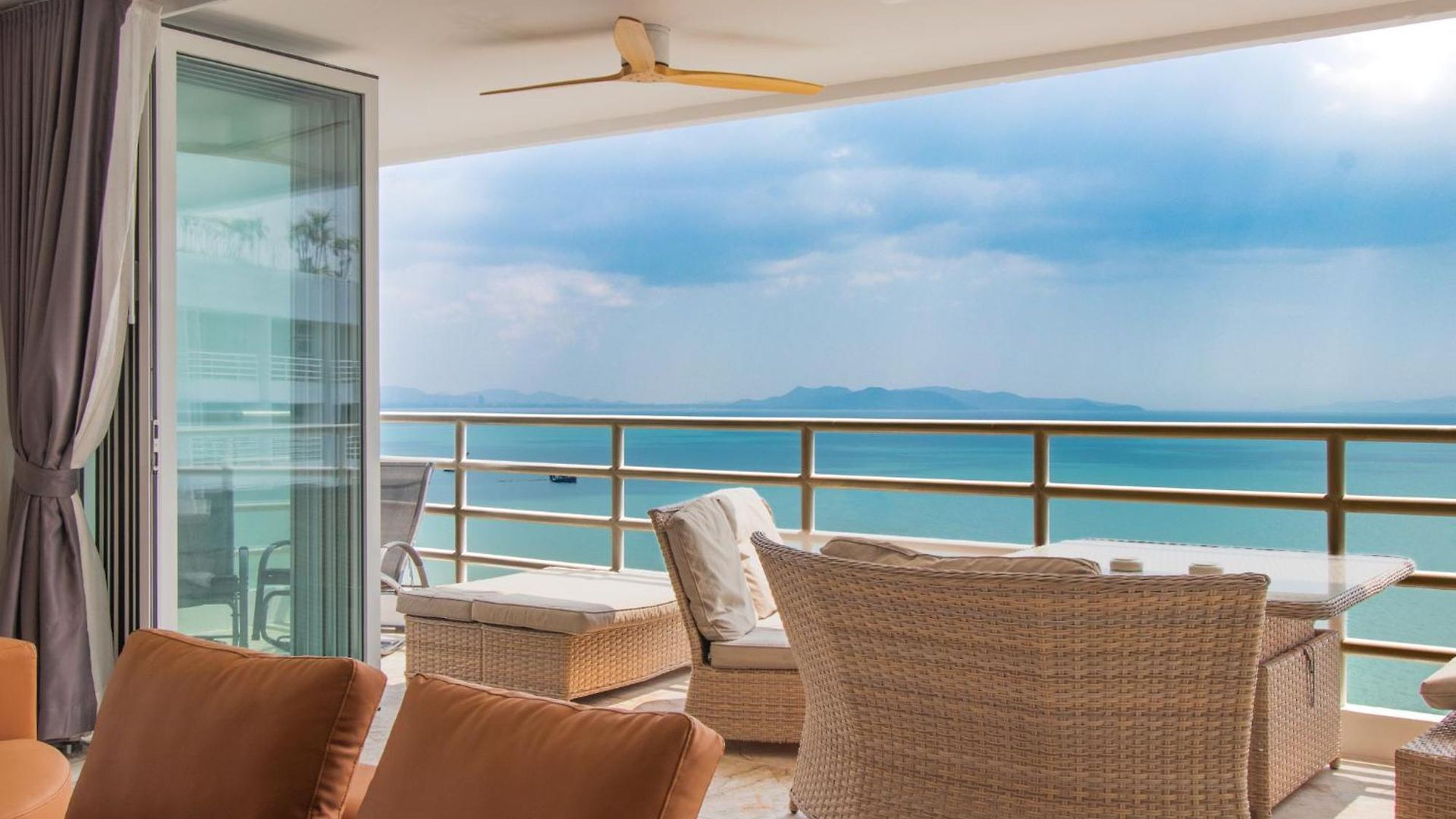 View Talay 7 - Luxury Beachfront & Panoramic Sea View Pattaya