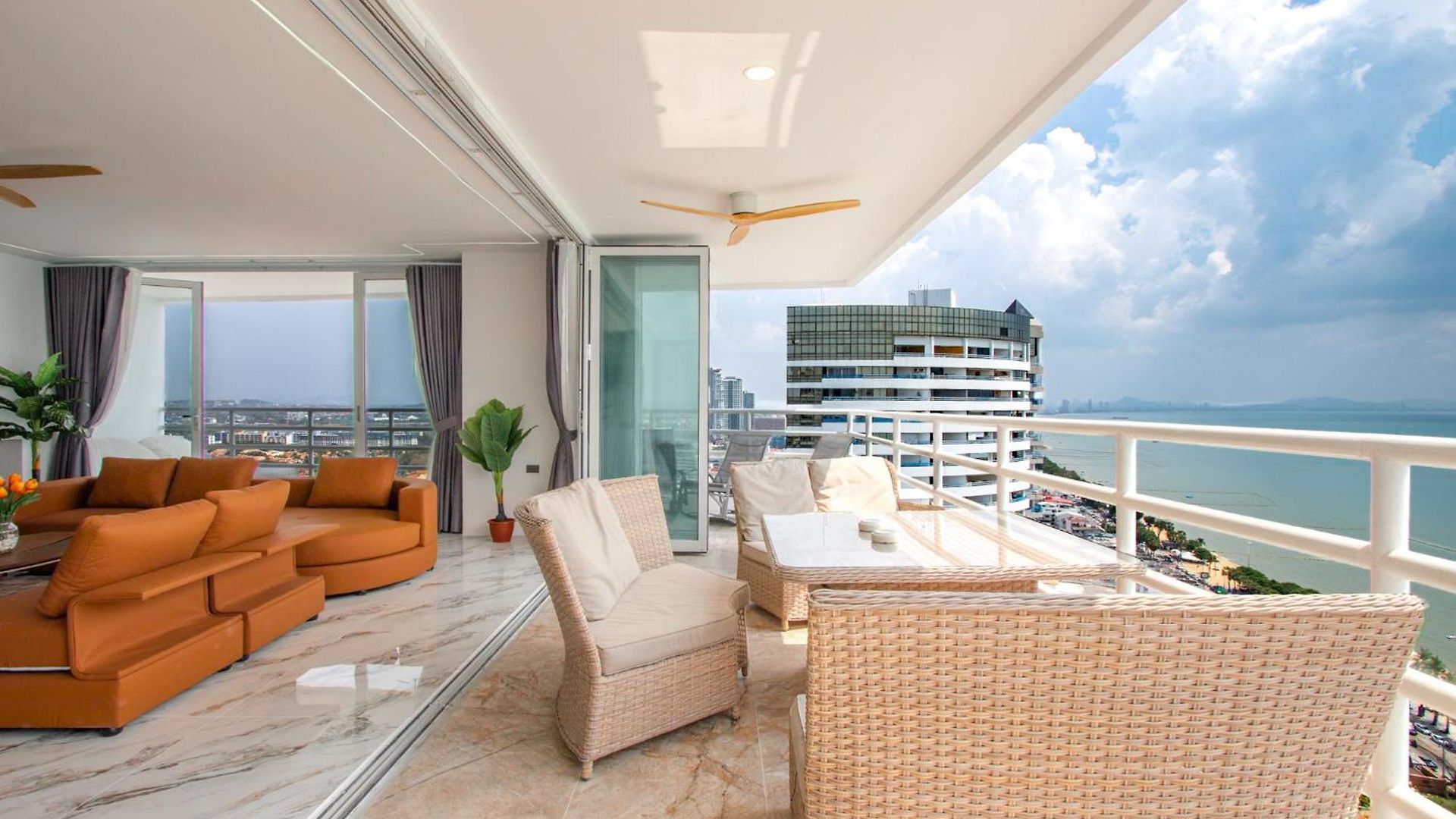 View Talay 7 - Luxury Beachfront & Panoramic Sea View Apartment Pattaya