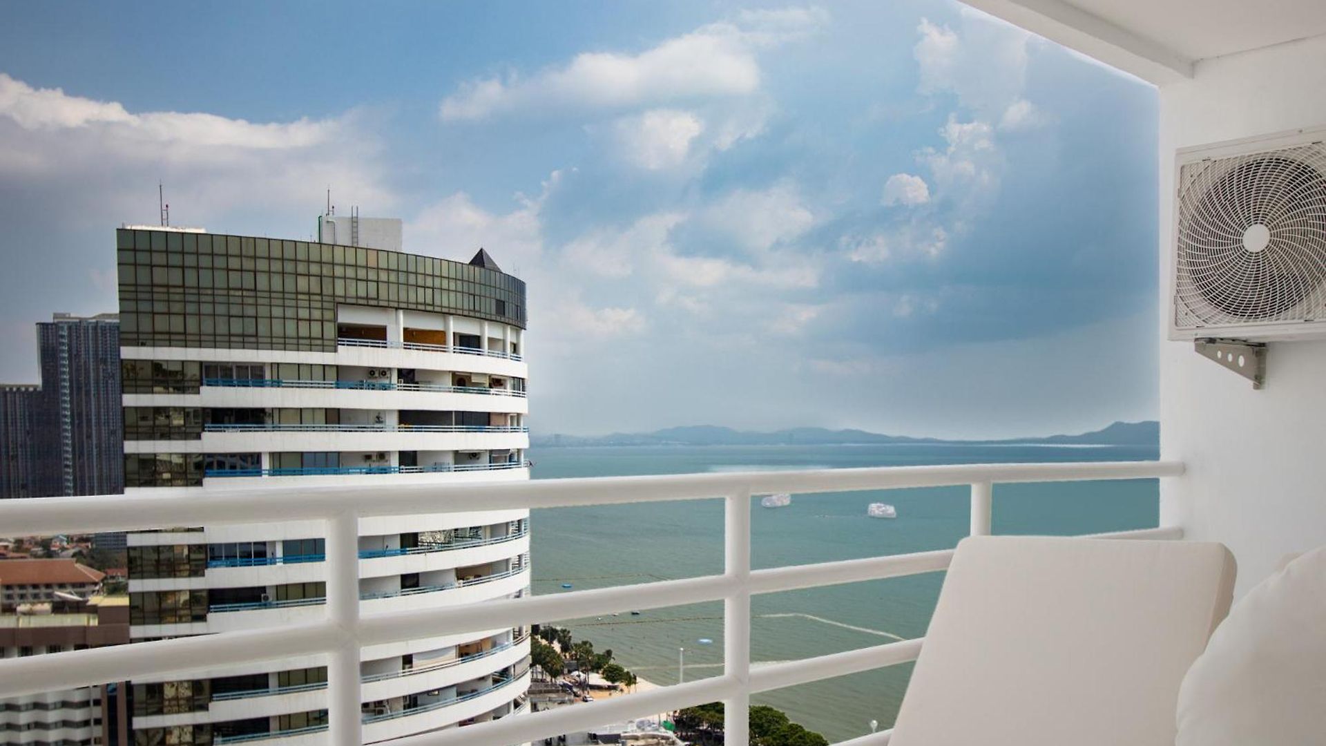 Apartment View Talay 7 - Luxury Beachfront & Panoramic Sea View Pattaya