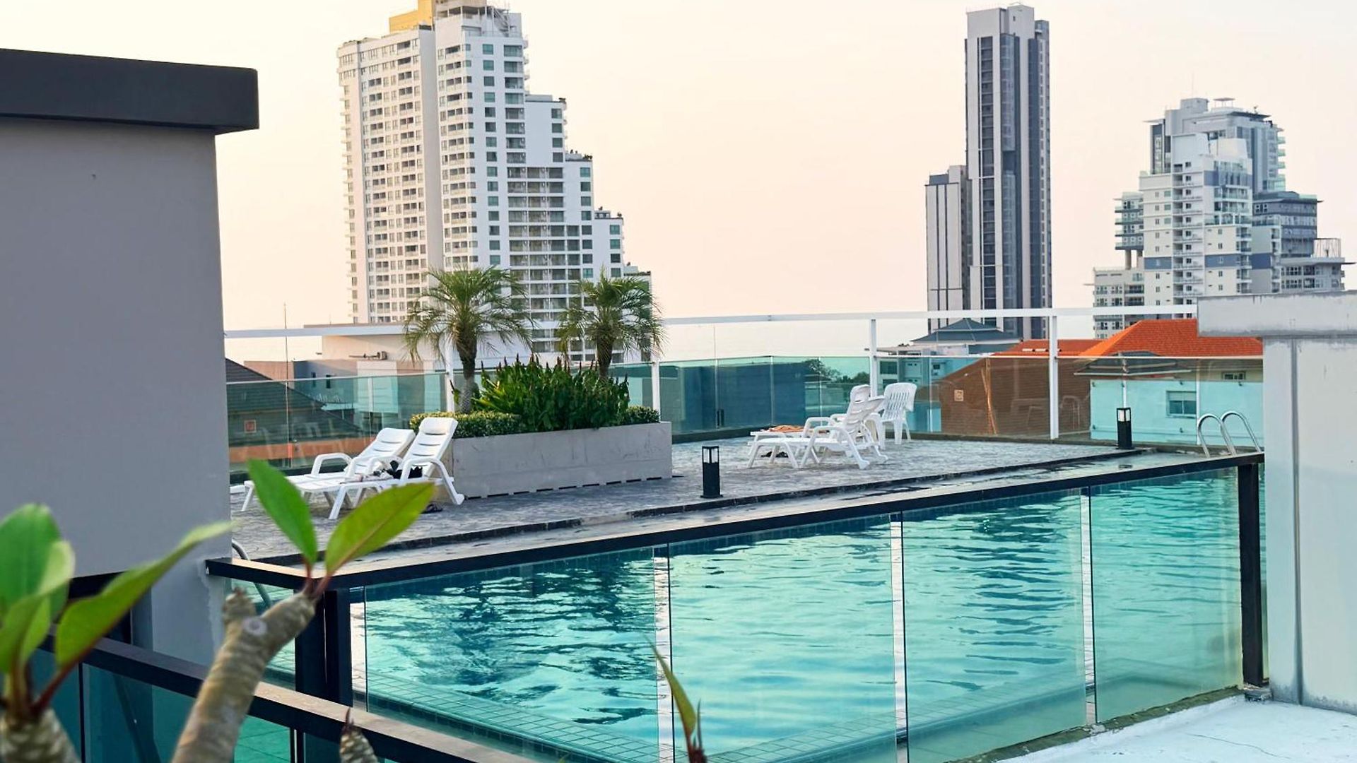 อพาร์ทเม้น Modern 2br Rooftop Swimming Pool Pratumnak *