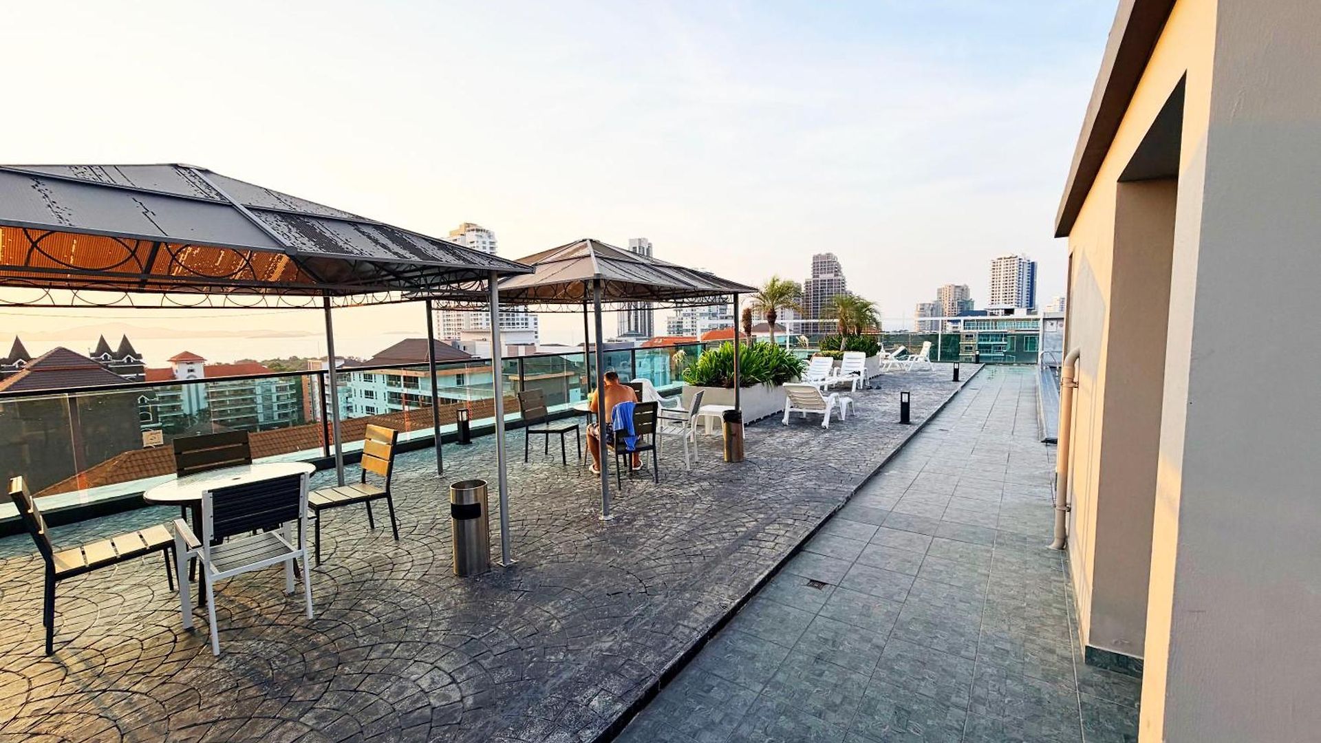 อพาร์ทเม้น Modern 2br Rooftop Swimming Pool Pratumnak Pattaya
