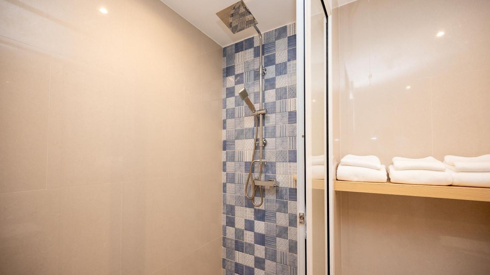 Fourium And Serviced โรงแรม 3*