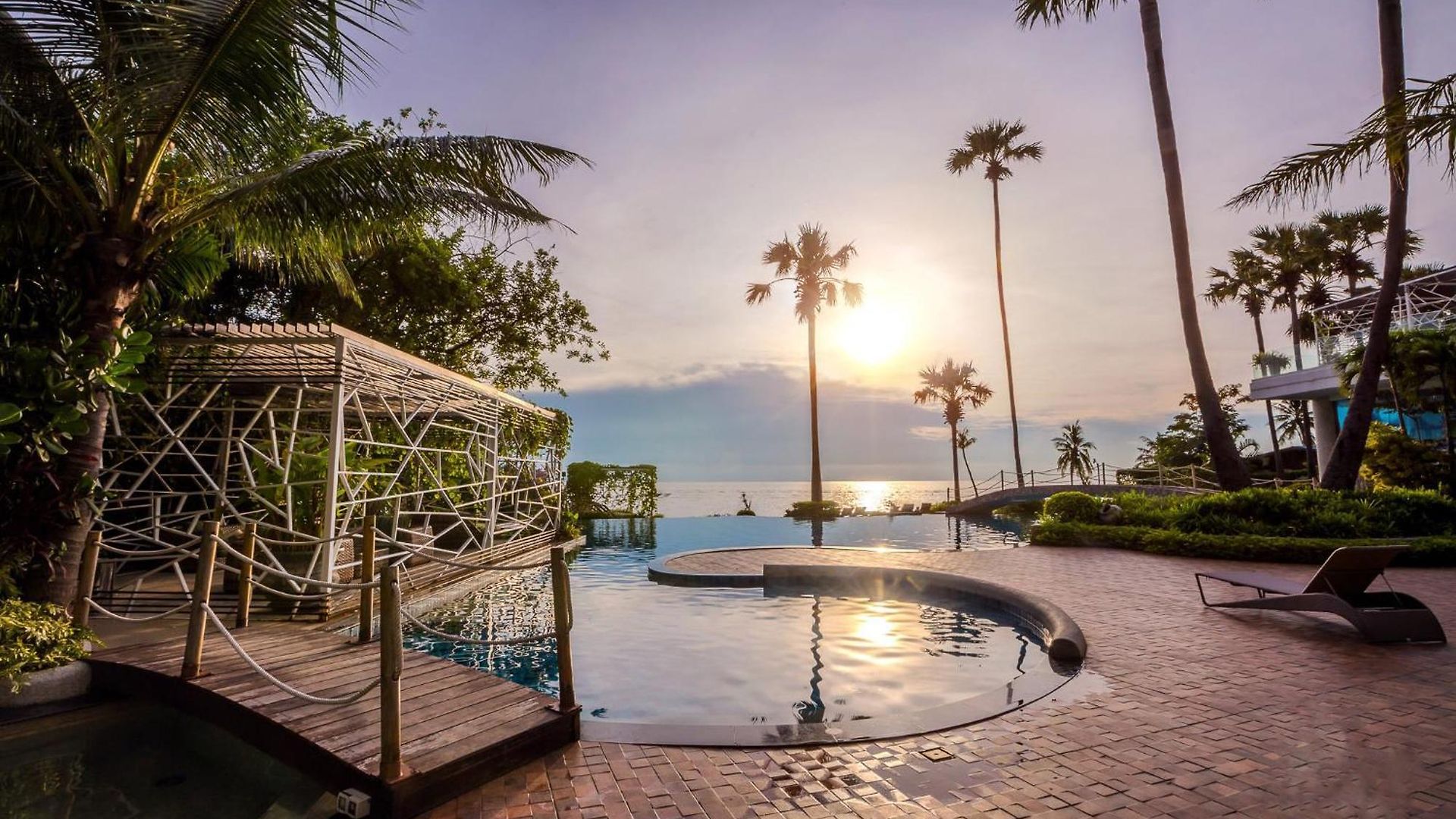 The Palm Wongamat X Monthstayz Thailand อพาร์ทเม้น