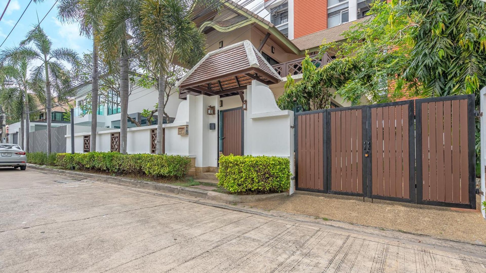 Thai Ins-style Pool 3br Near Hollywood *