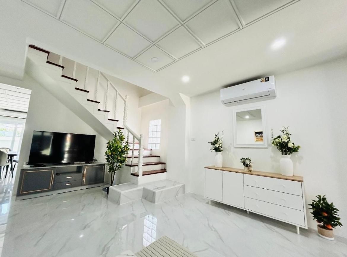 วิลล่า Corrib Village Phratamnak Cozy 4 Bdr Pool Pattaya