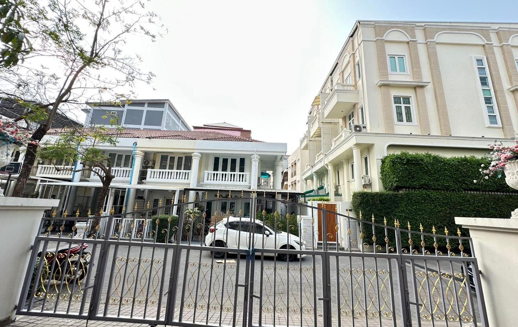 市中心四卧三卫别墅230个平方 Pattaya