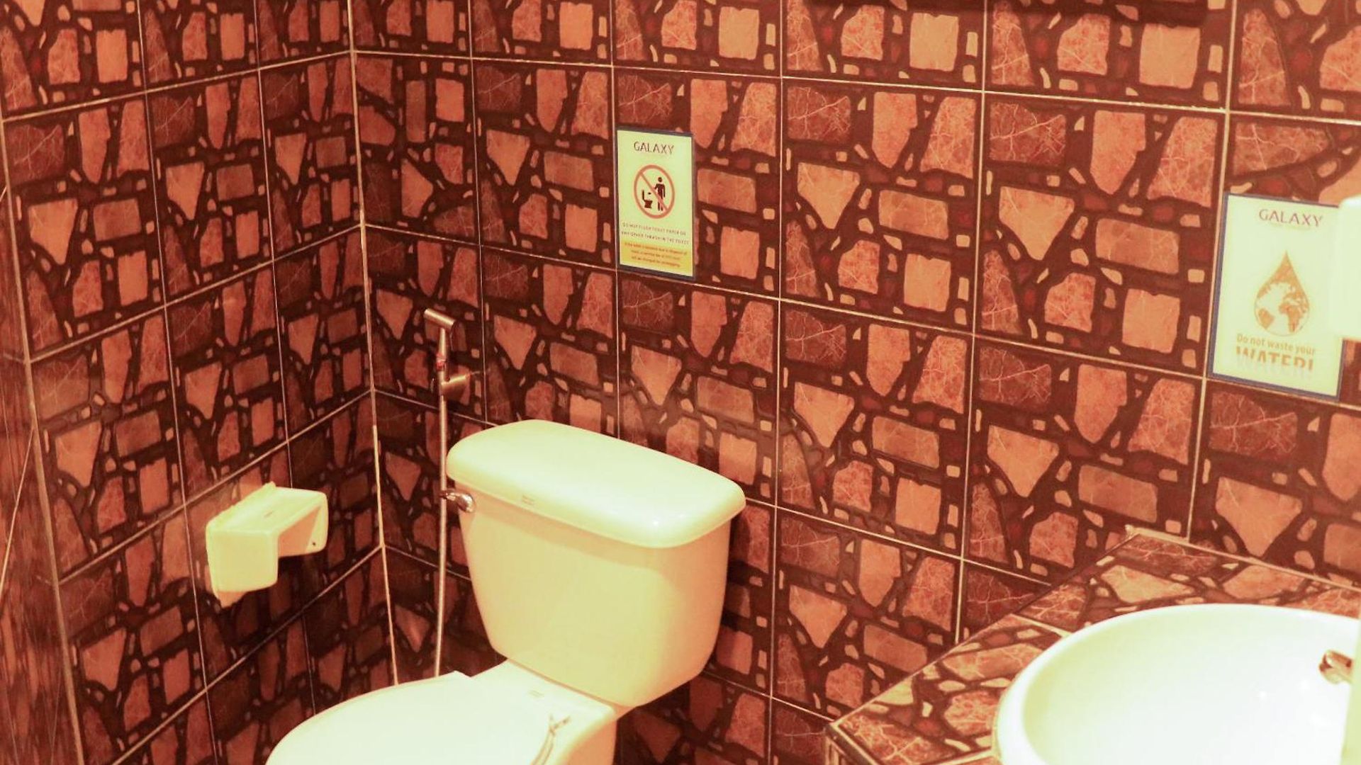 โรงแรม Galaxy Inn, *