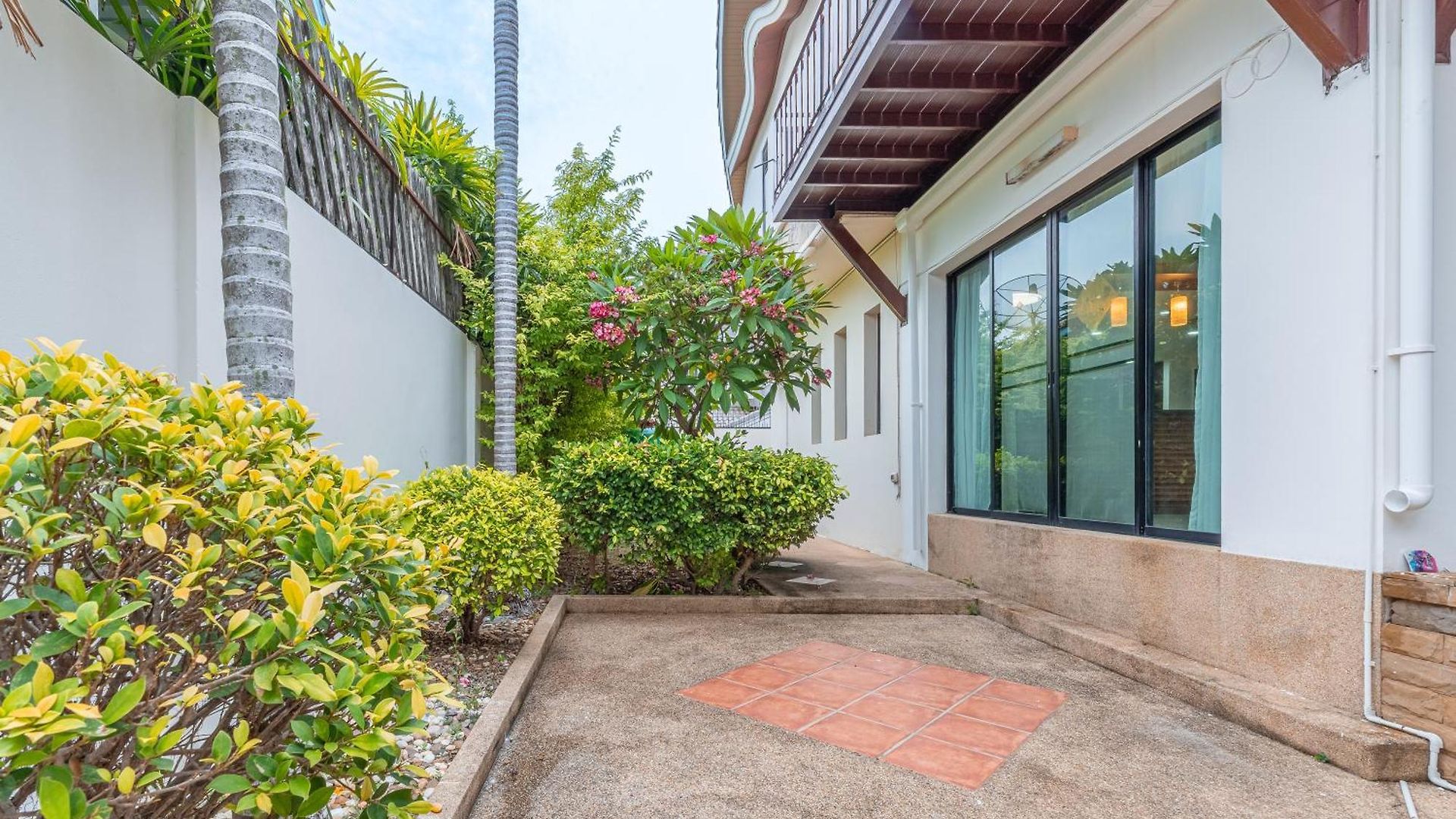 Thai 3b Pool Near Hollywood *