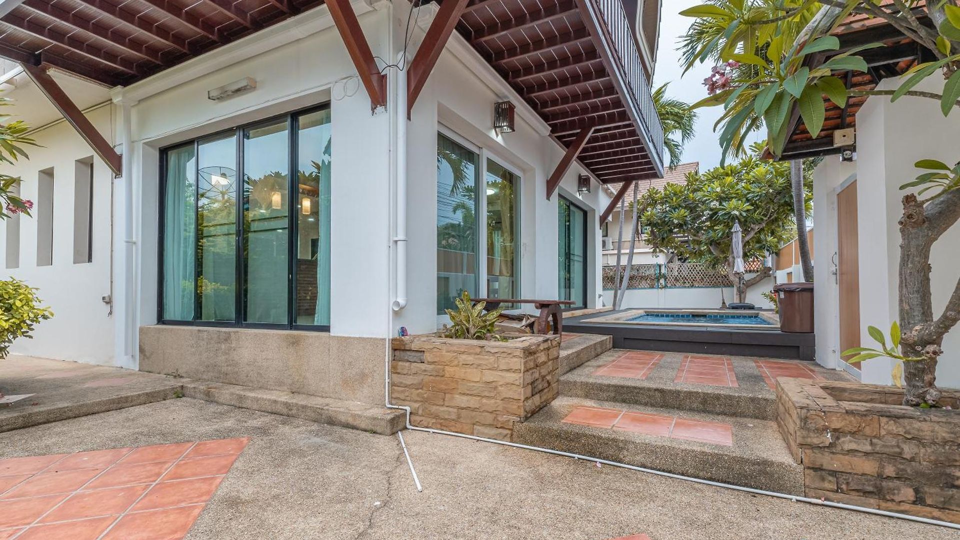 Thai 3b Pool Near Hollywood *