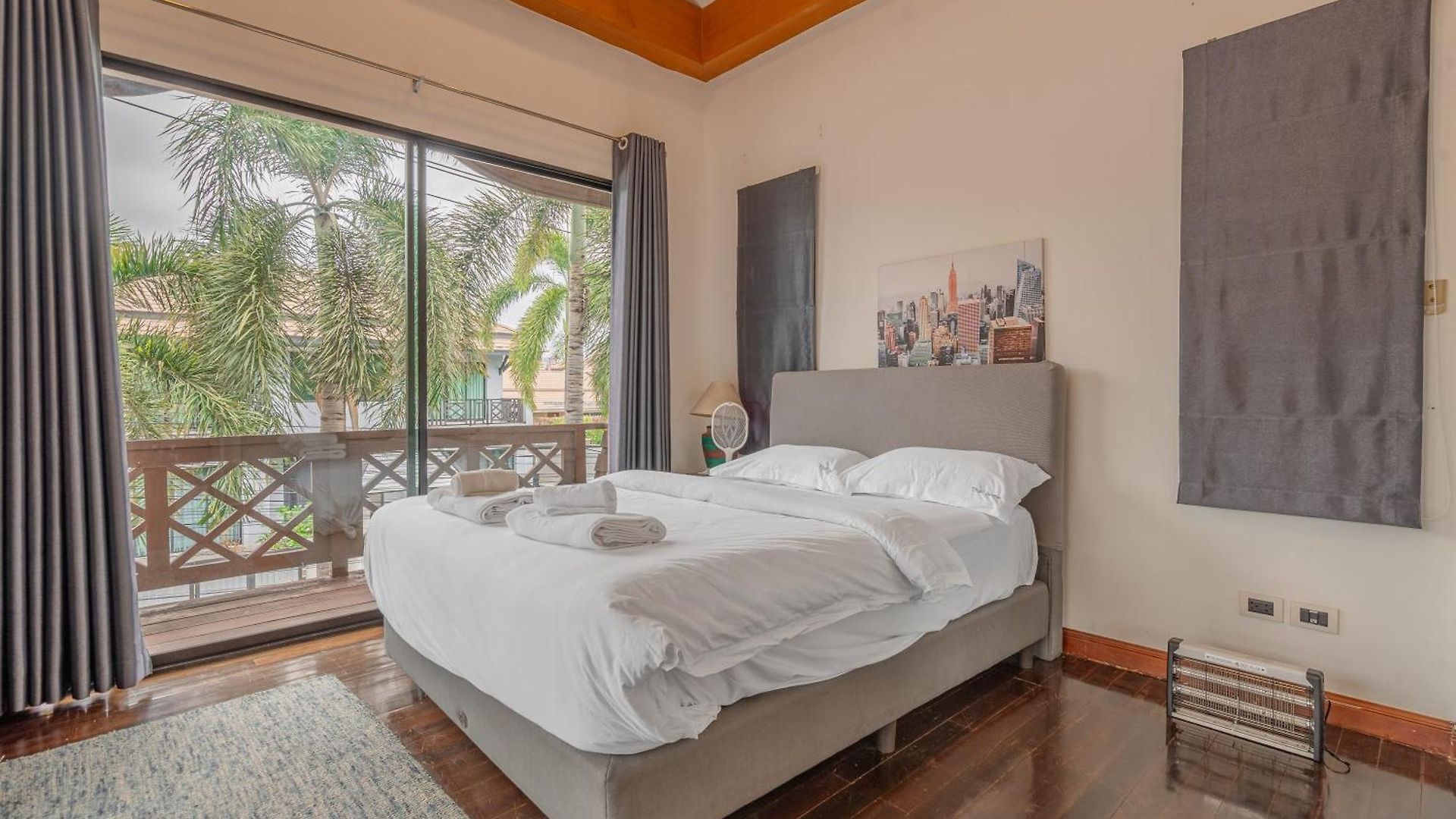 Thai Ins-style Pool 3br Near Hollywood Pattaya
