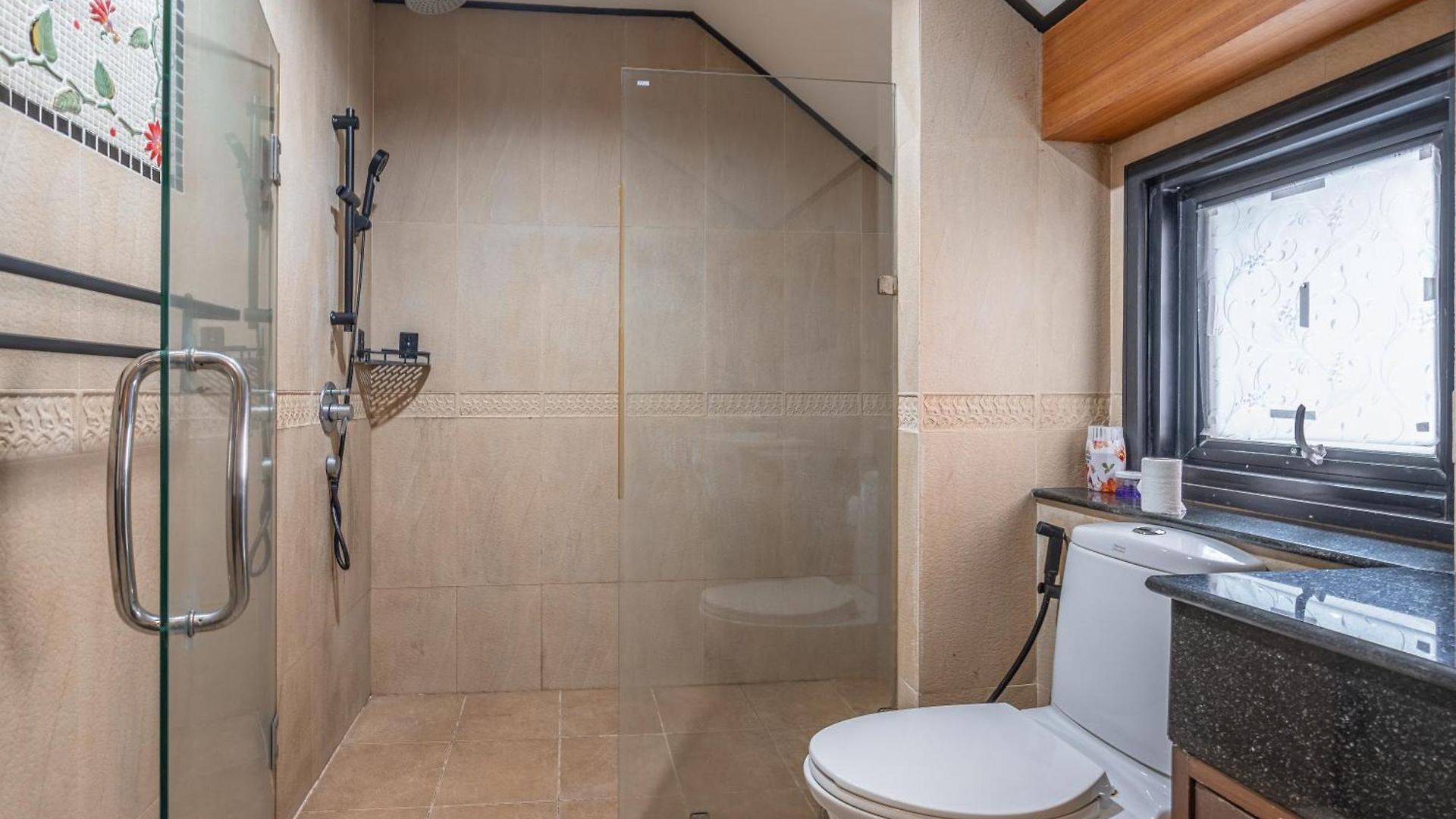 Thai Ins-style Pool 3br Near Hollywood Villa Pattaya