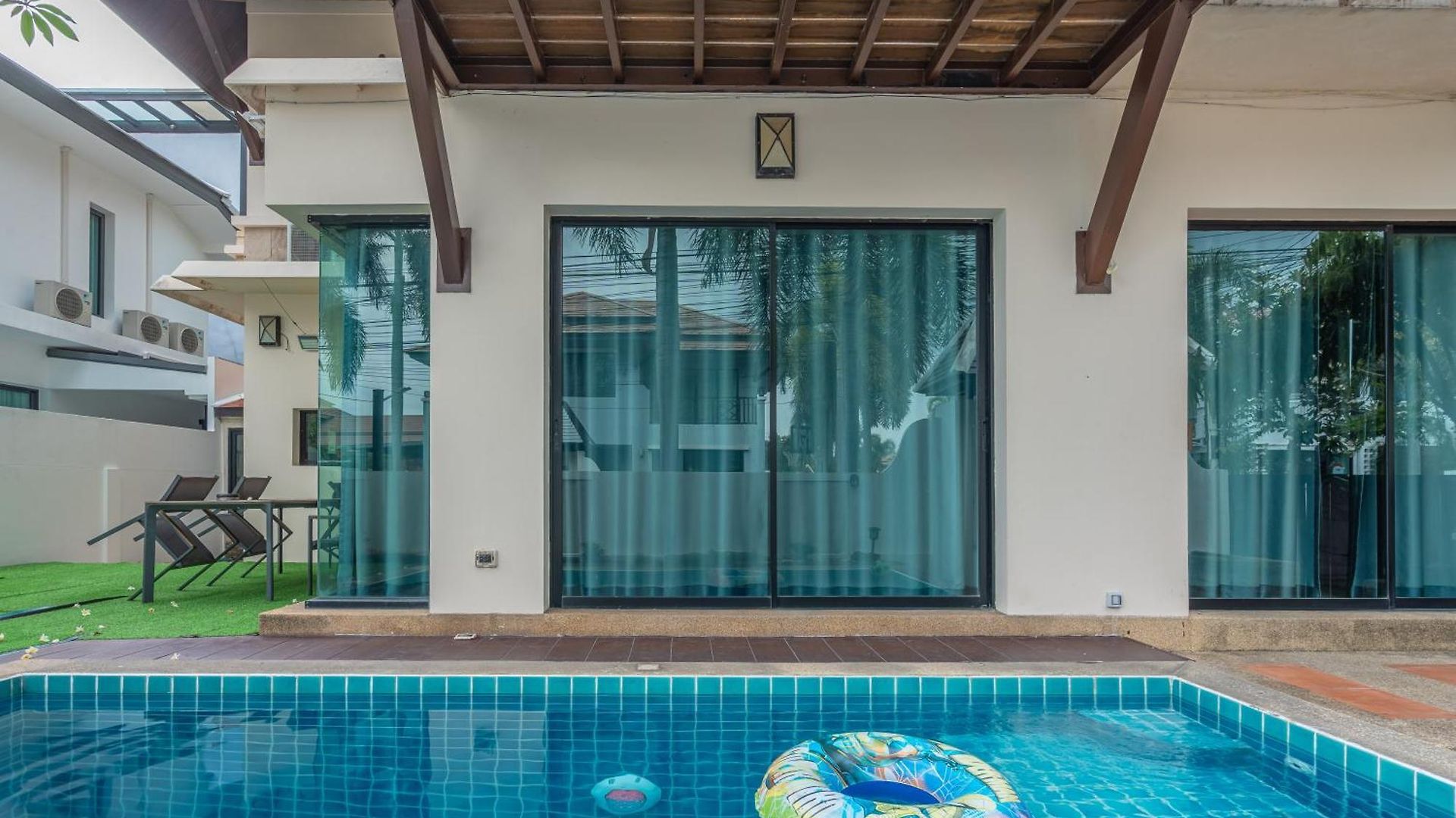 Villa Thai Ins-style Pool 3br Near Hollywood Pattaya