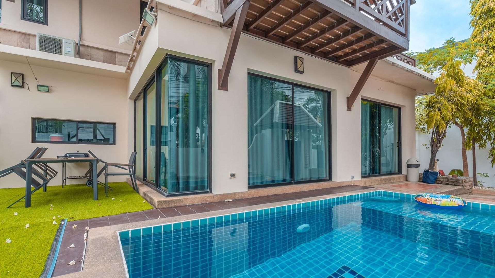 Villa Thai Ins-style Pool 3br Near Hollywood Pattaya
