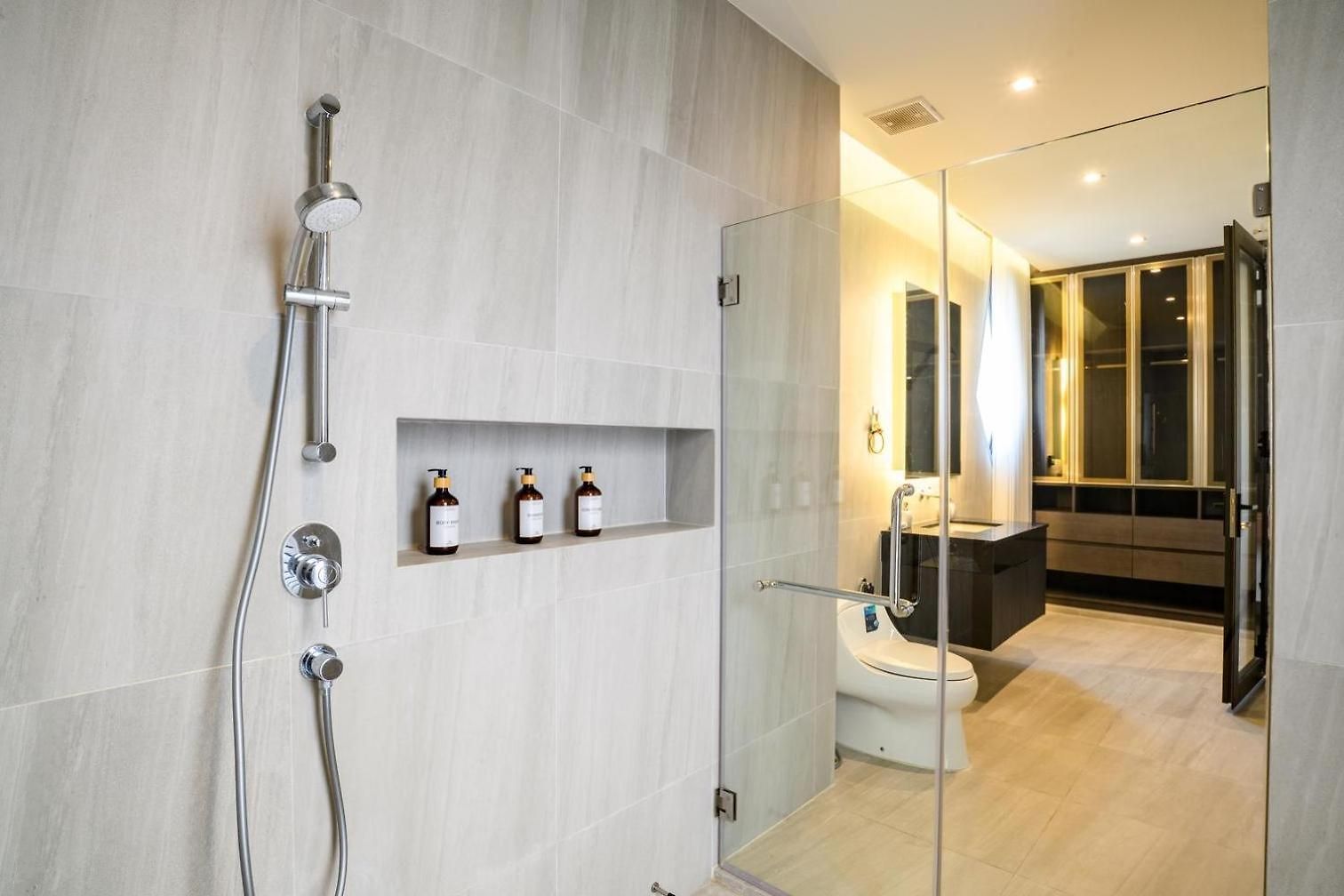 Modern 4br Pool In Good Location วิลล่า *
