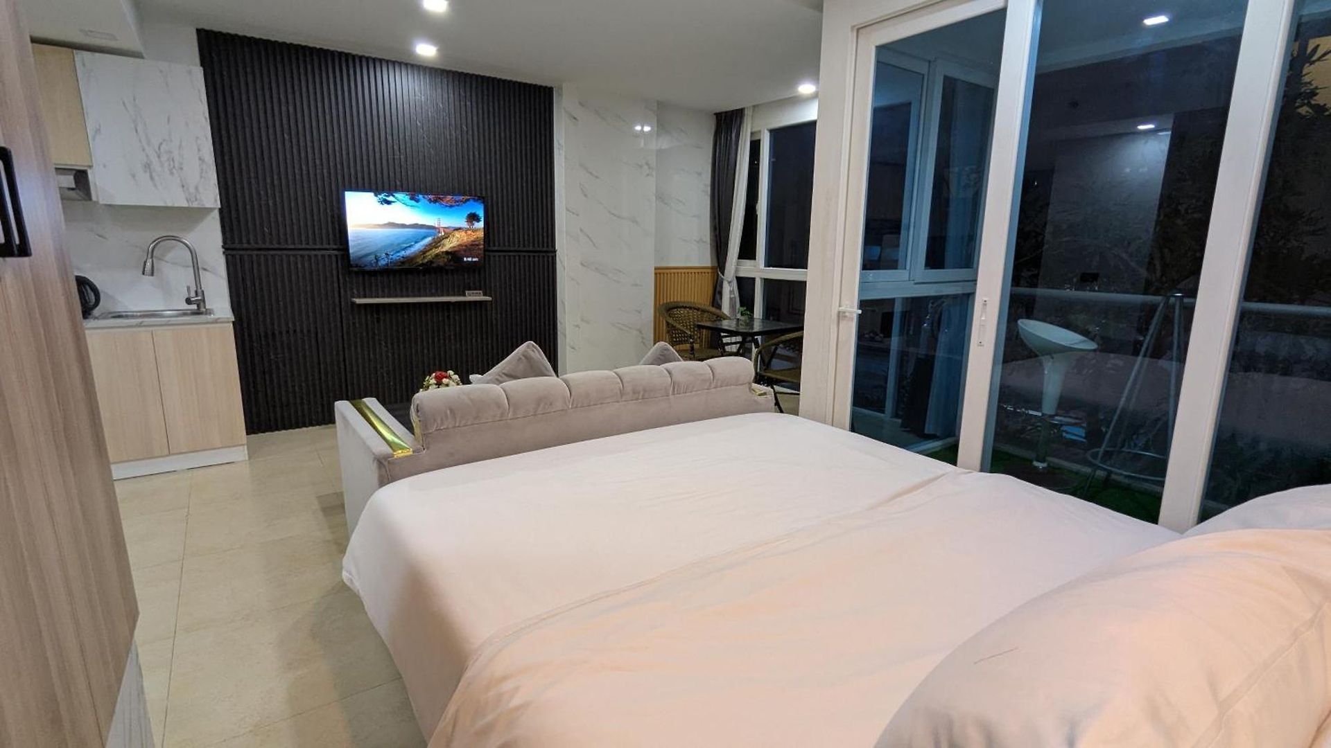 Luxury Pool Centara Avenue